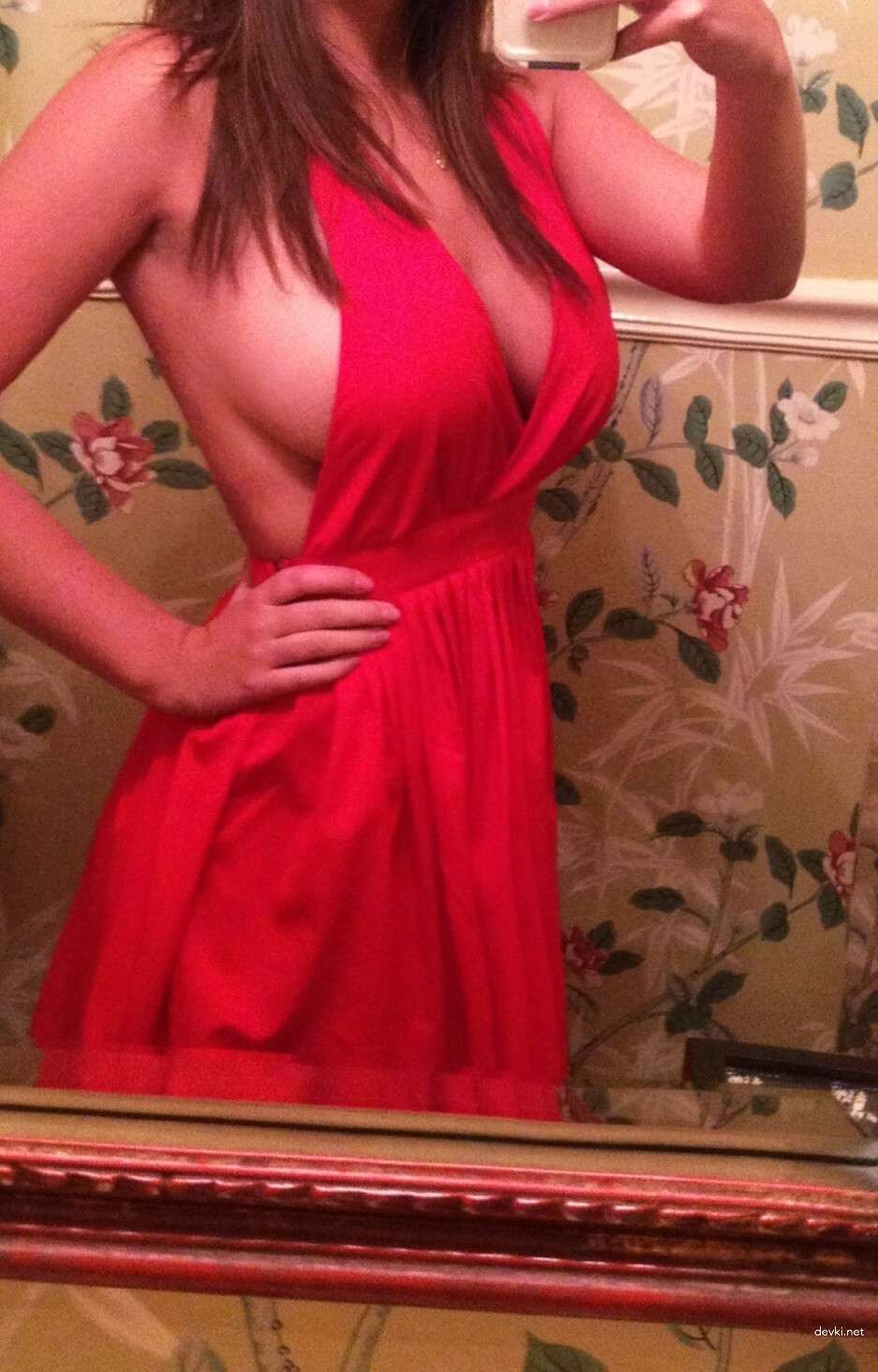 Seductive Amateur Girl Erotic Photoshoot: Explicit and Tempting Content