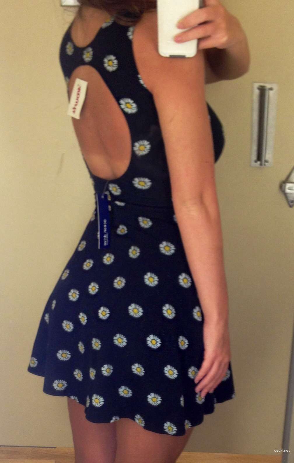 Seductive Amateur Girl Erotic Photoshoot: Explicit and Tempting Content