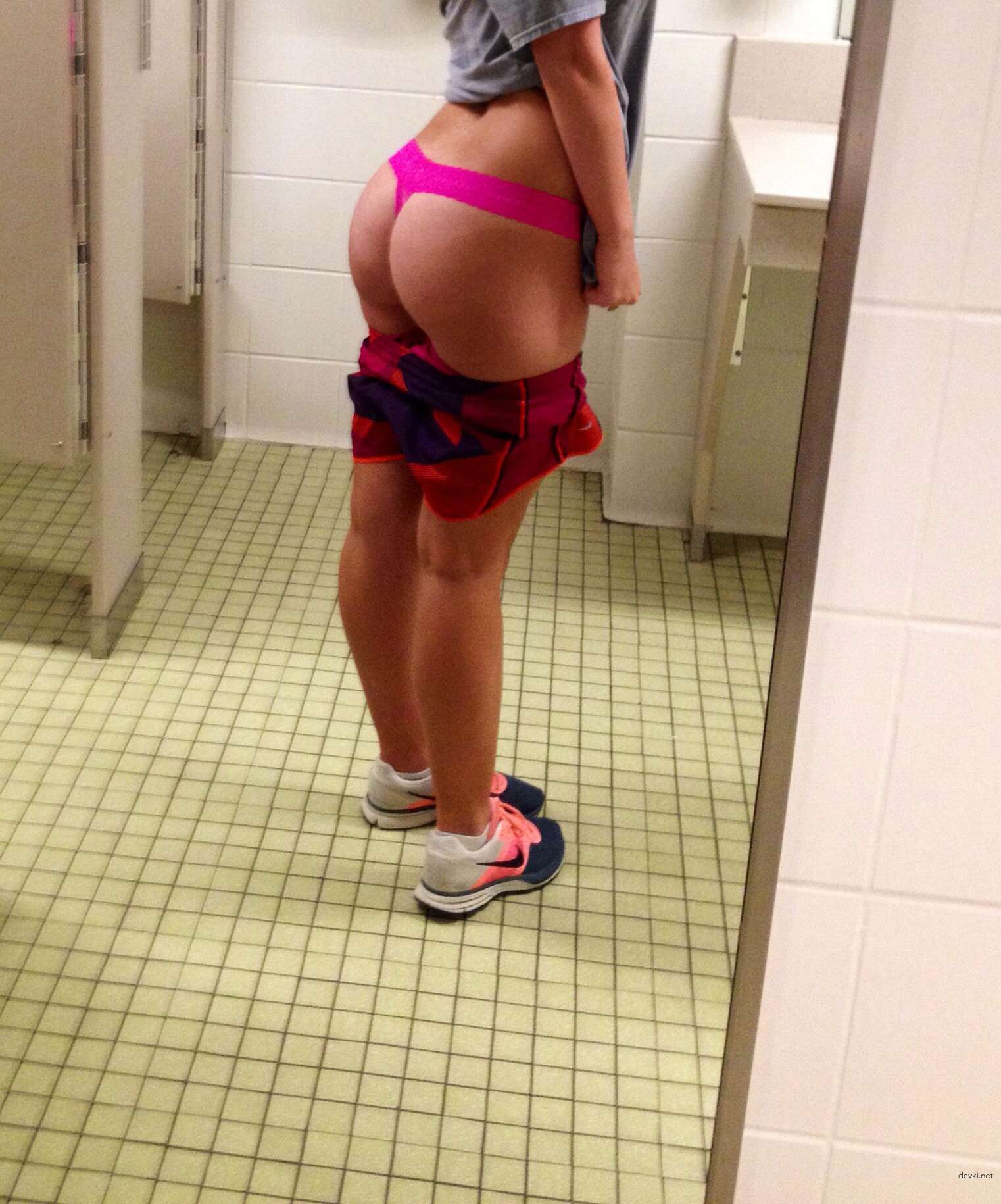 Seductive Amateur Girl Erotic Photoshoot: Explicit and Tempting Content