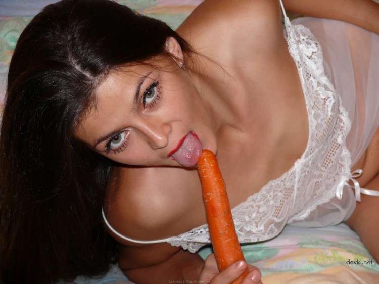 Explicit Amateur Porn: Solo Carrot Masturbation