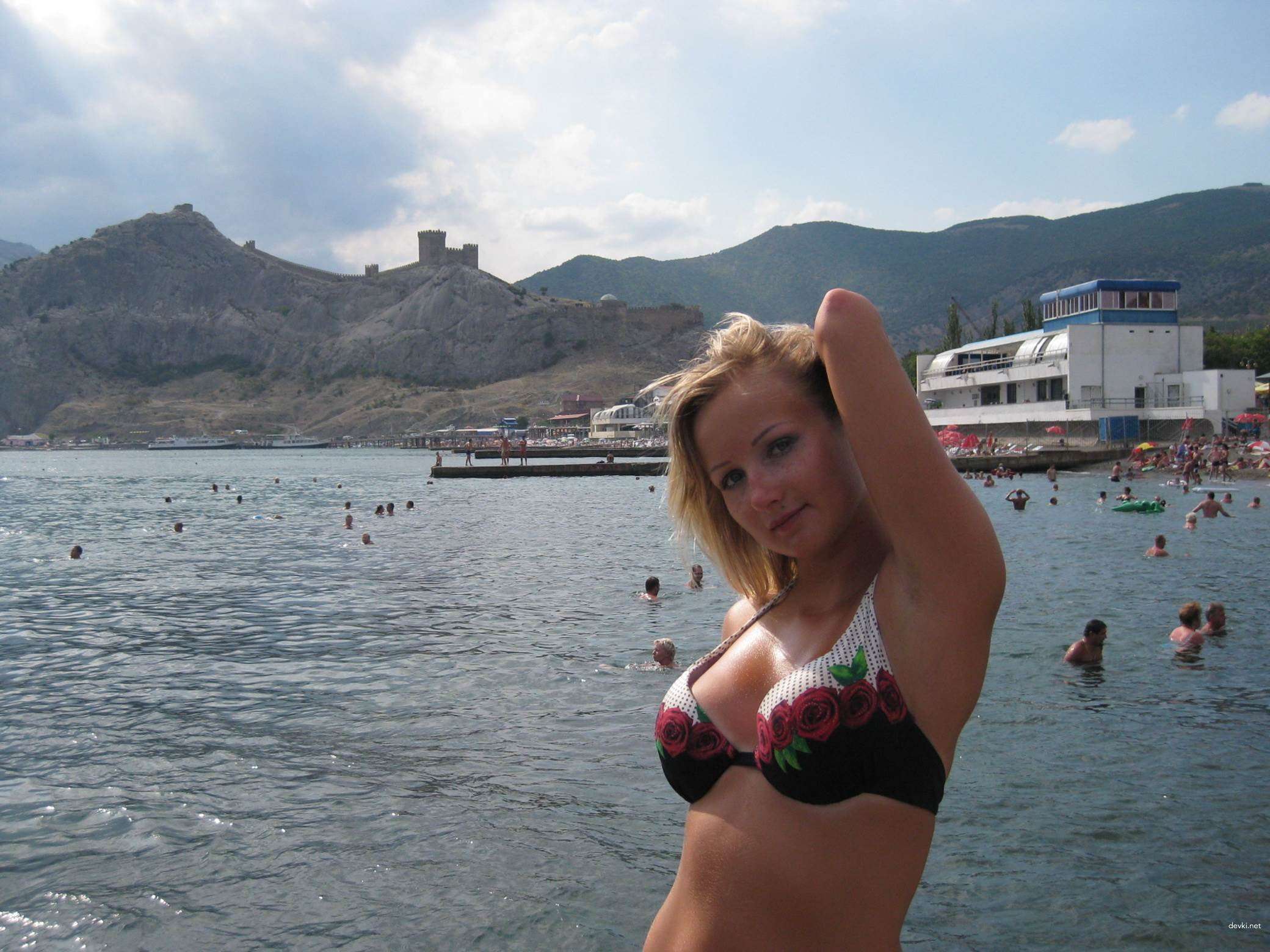 Hot tanned girl posing naked: Explicit amateur photo shoot
