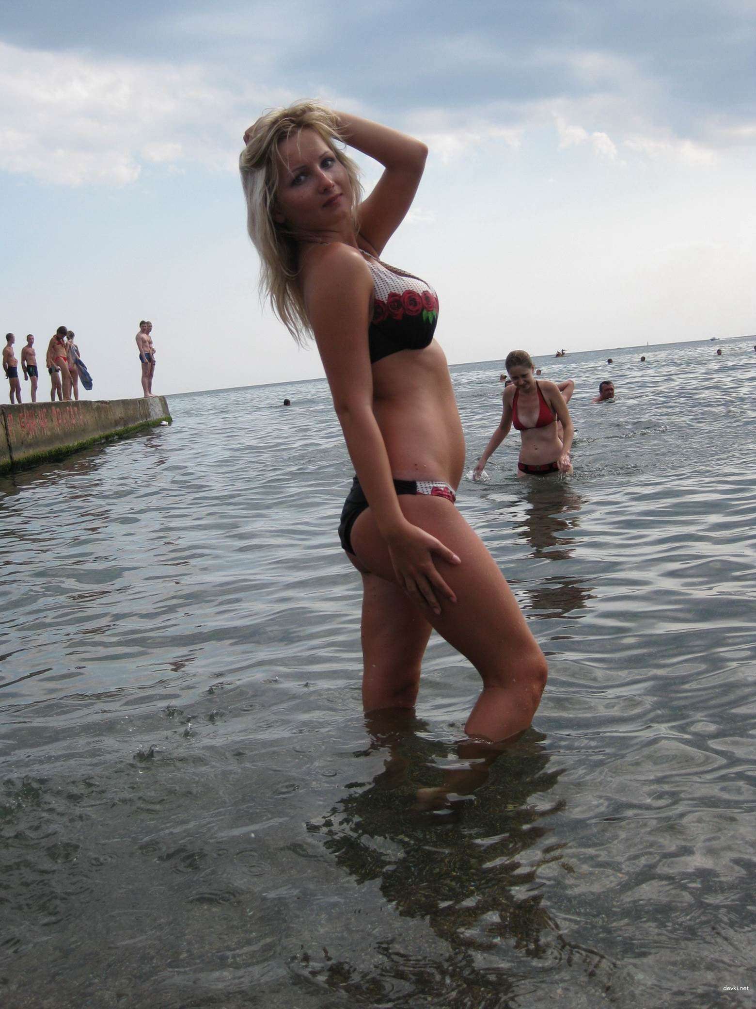 Hot tanned girl posing naked: Explicit amateur photo shoot