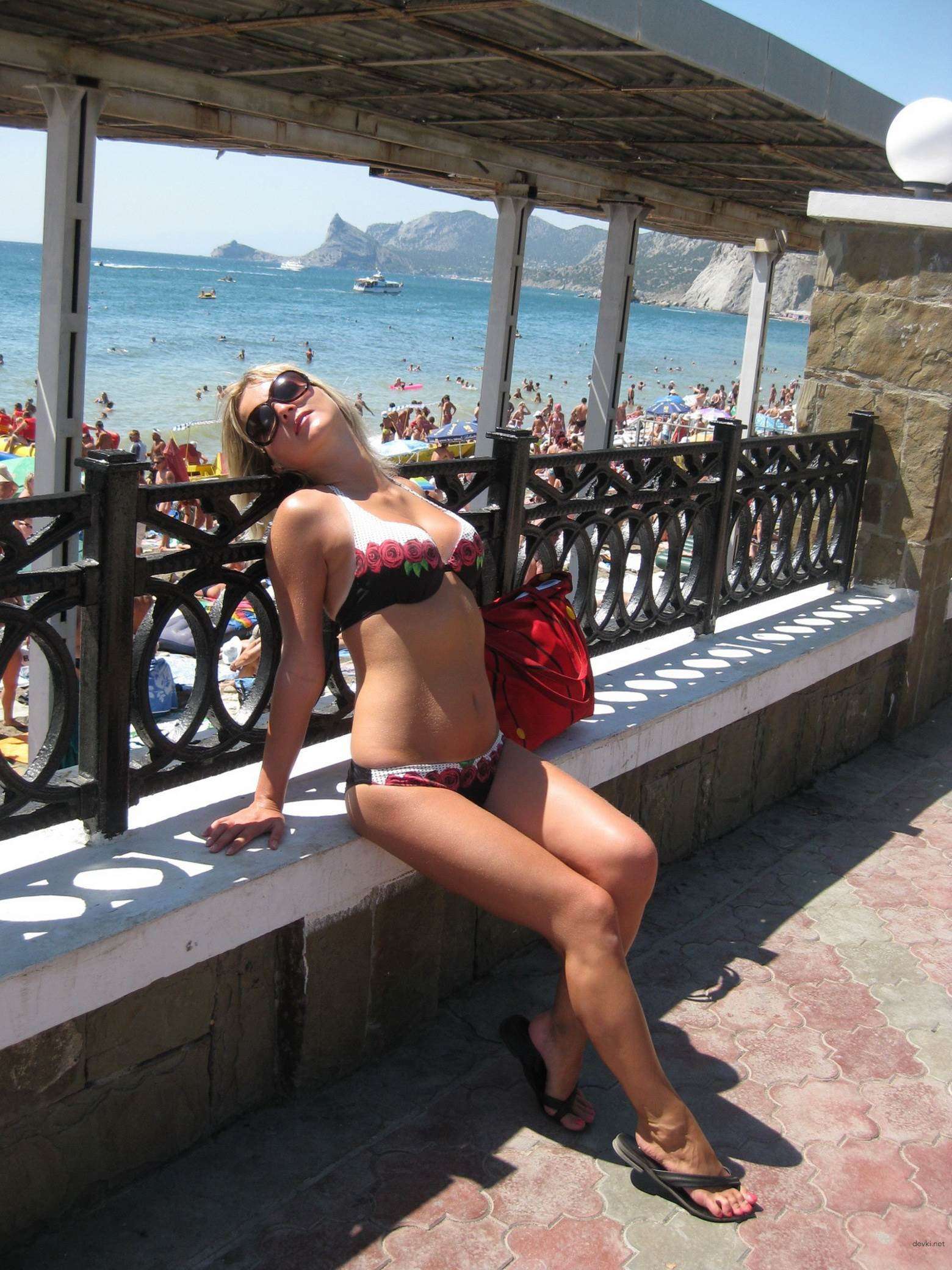 Hot tanned girl posing naked: Explicit amateur photo shoot