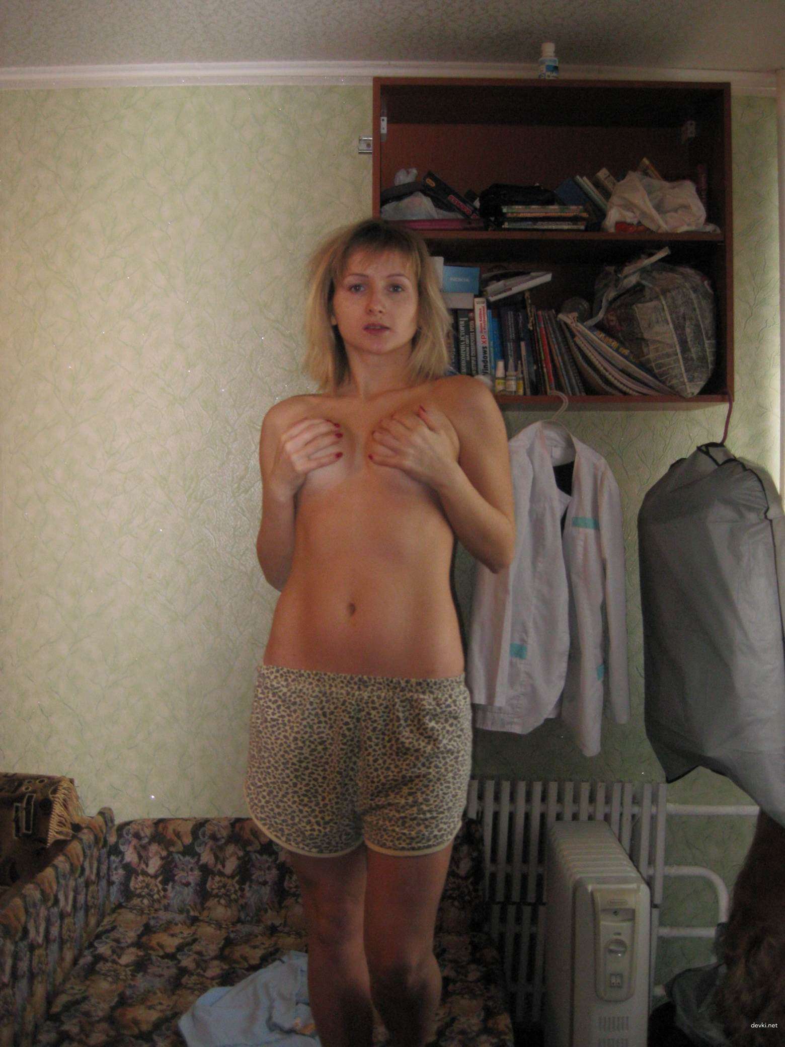 Hot tanned girl posing naked: Explicit amateur photo shoot
