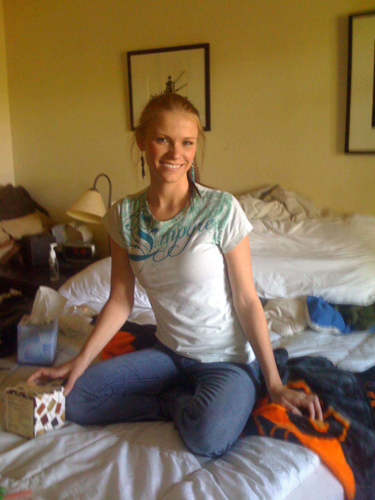 Hot Wife Poses in Amateur Porn Photos - Explicit XXX Content