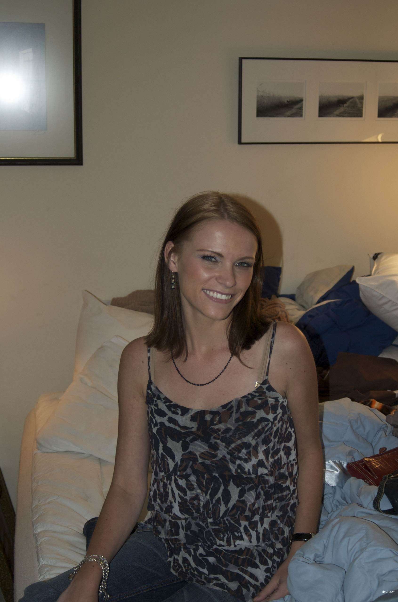 Hot Wife Poses in Amateur Porn Photos - Explicit XXX Content