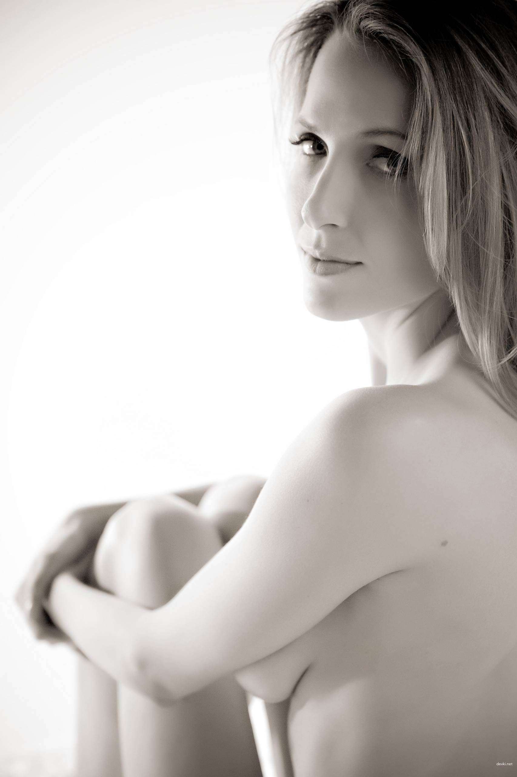 Hot Wife Poses in Amateur Porn Photos - Explicit XXX Content