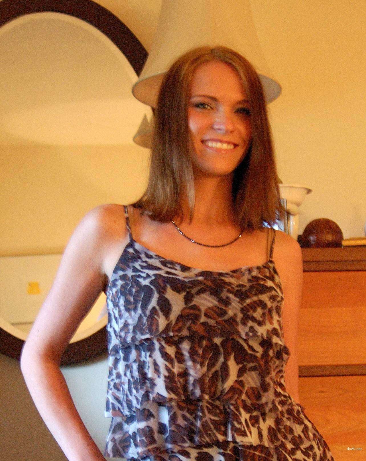 Hot Wife Poses in Amateur Porn Photos - Explicit XXX Content