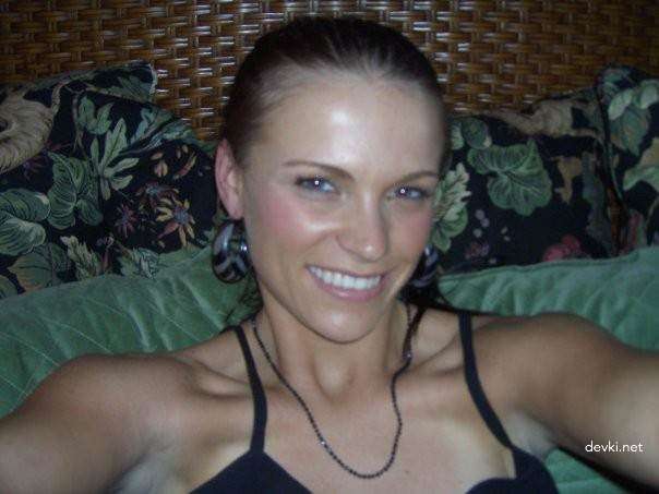 Hot Wife Poses in Amateur Porn Photos - Explicit XXX Content