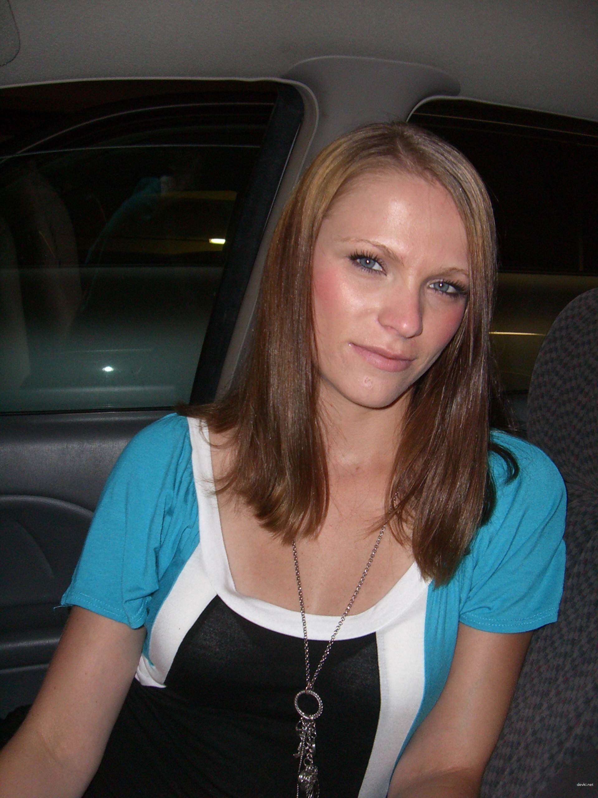 Hot Wife Poses in Amateur Porn Photos - Explicit XXX Content