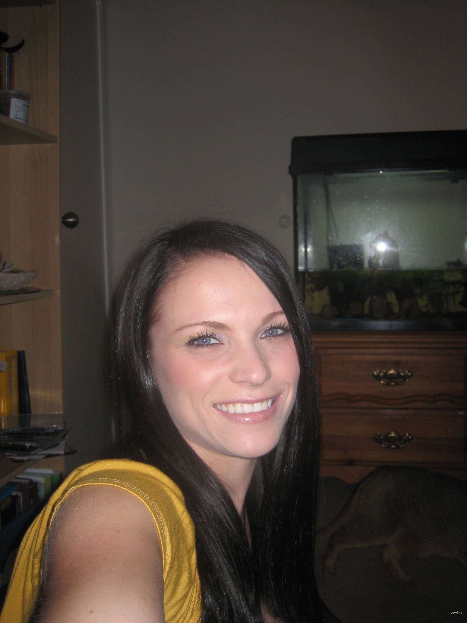 Hot Wife Poses in Amateur Porn Photos - Explicit XXX Content