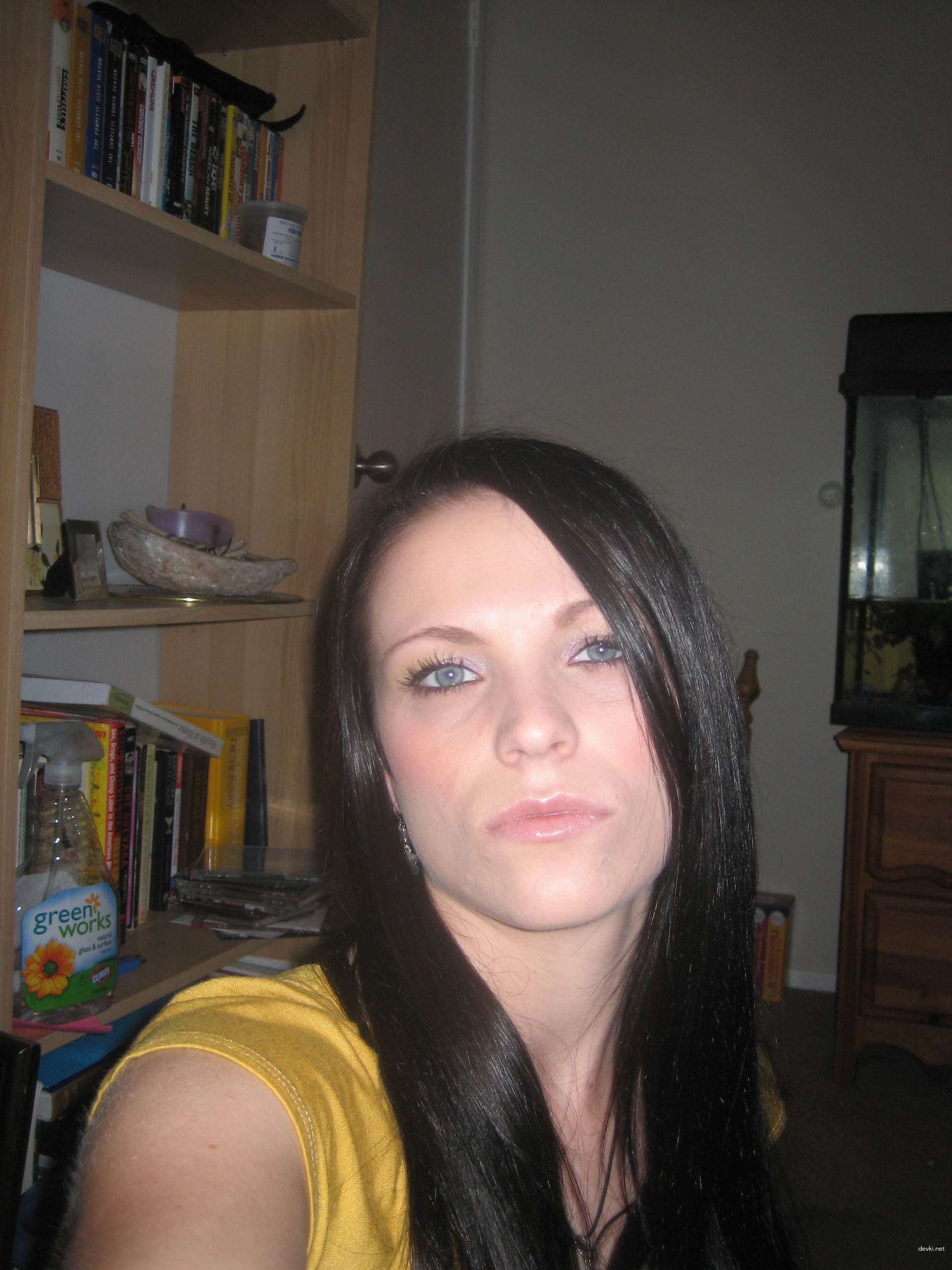 Hot Wife Poses in Amateur Porn Photos - Explicit XXX Content