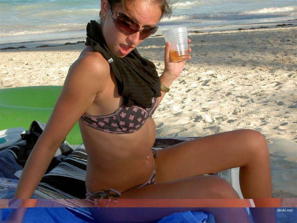 Amateur Girl Shows Off Shaved Pussy in Explicit Photo