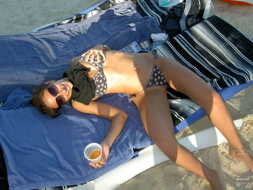 Amateur Girl Shows Off Shaved Pussy in Explicit Photo