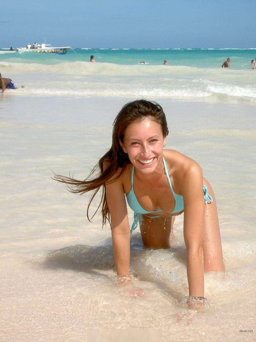 Amateur Girl Shows Off Shaved Pussy in Explicit Photo