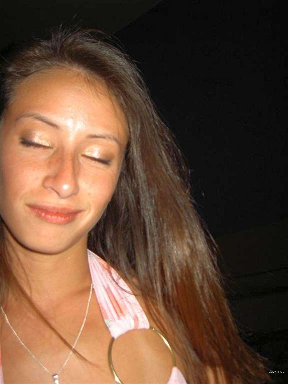 Amateur Girl Shows Off Shaved Pussy in Explicit Photo