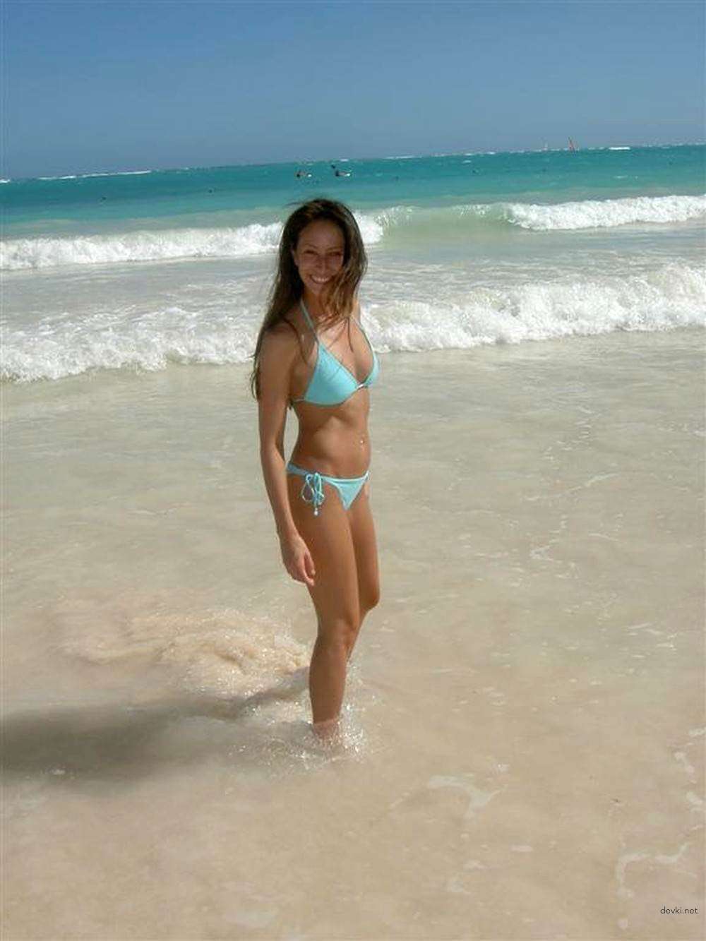Amateur Girl Shows Off Shaved Pussy in Explicit Photo