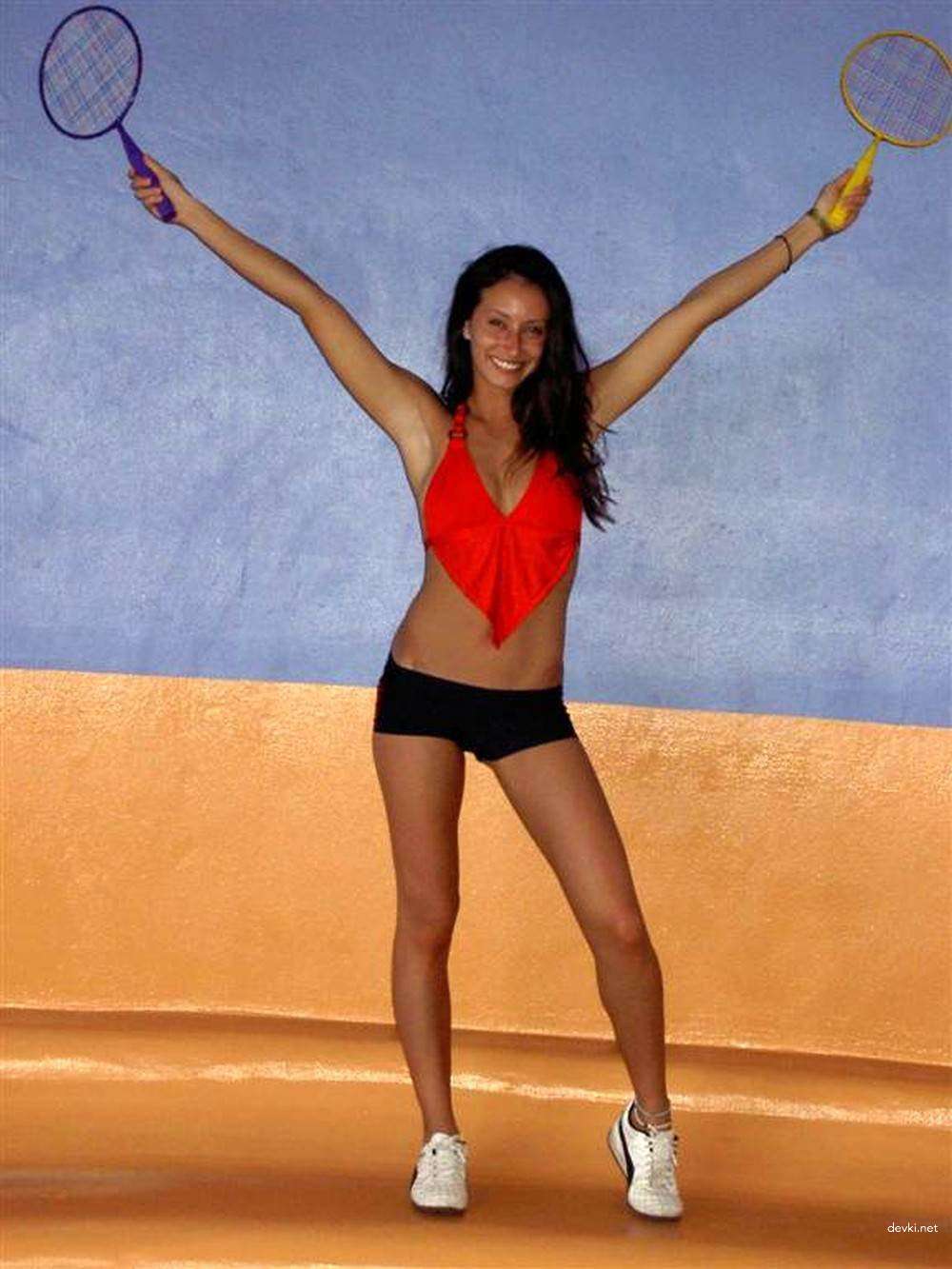 Amateur Girl Shows Off Shaved Pussy in Explicit Photo
