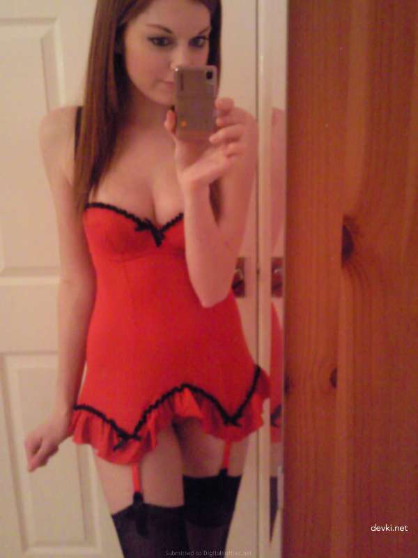 Sexy Girl in Erotic Lingerie: Amateur XXX Photo