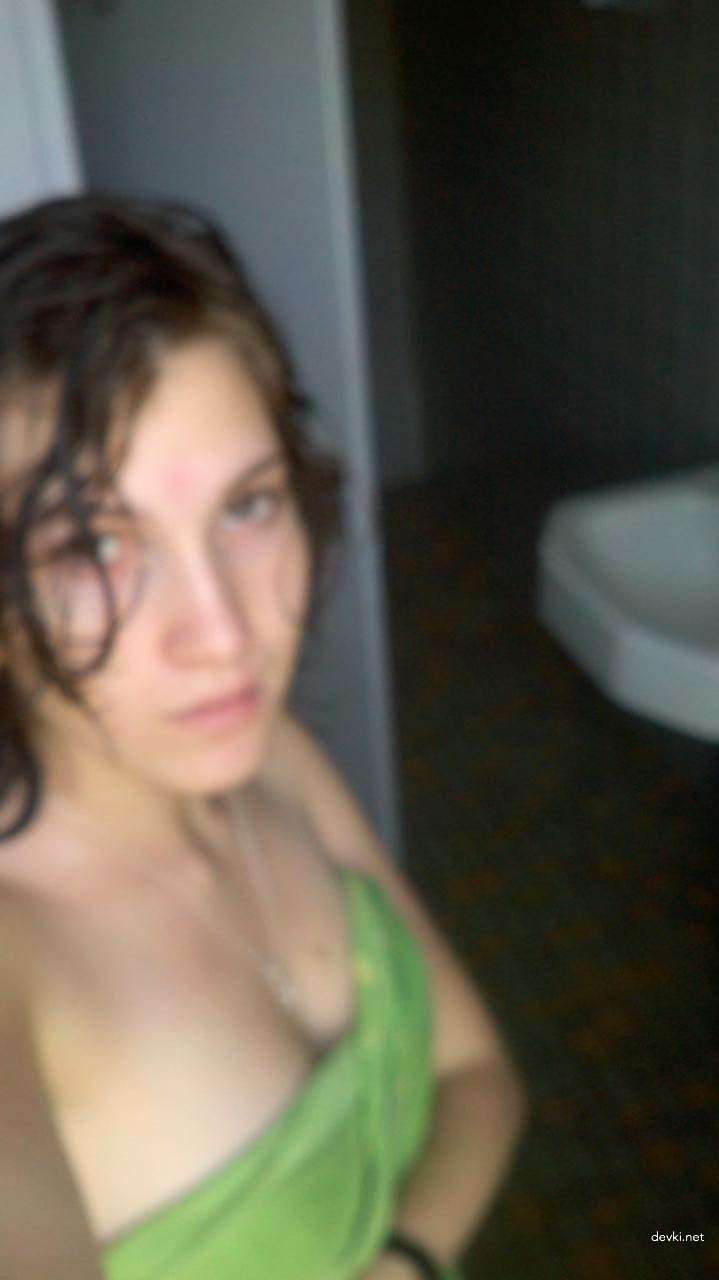 Hot Amateur Girl's Naughty Home Selfie - Explicit Young Woman Self Portrait