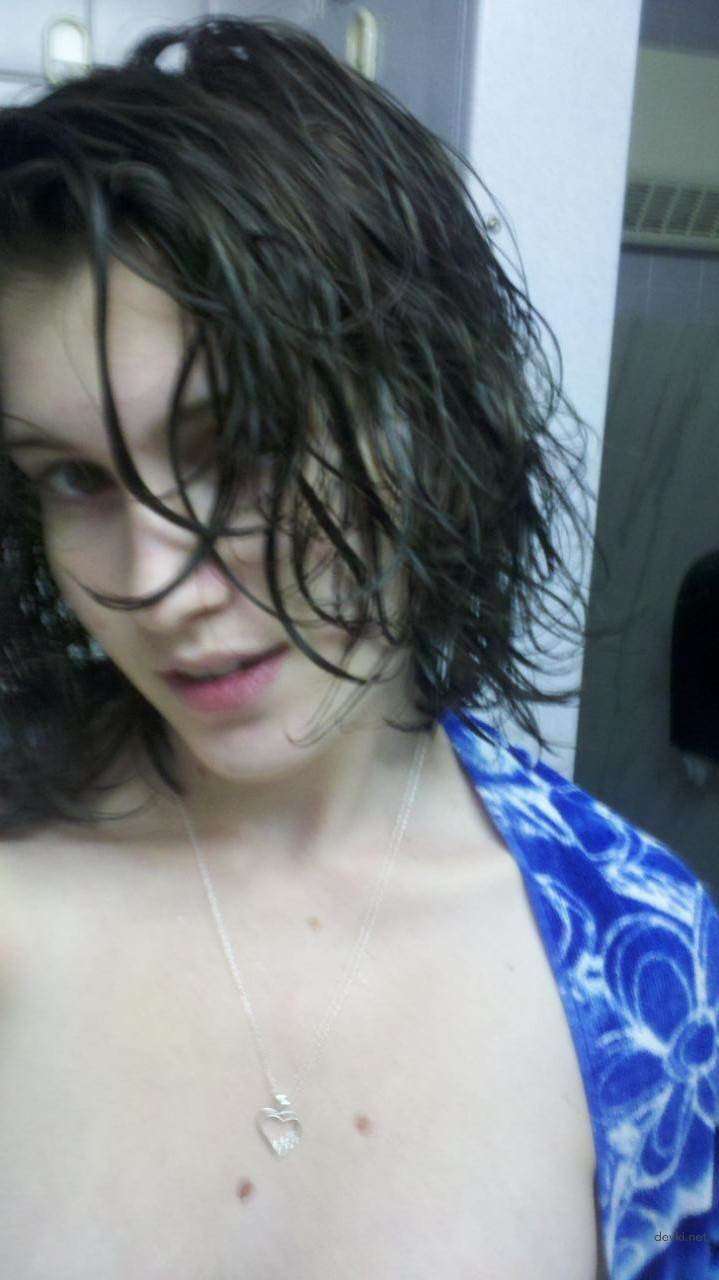 Hot Amateur Girl's Naughty Home Selfie - Explicit Young Woman Self Portrait