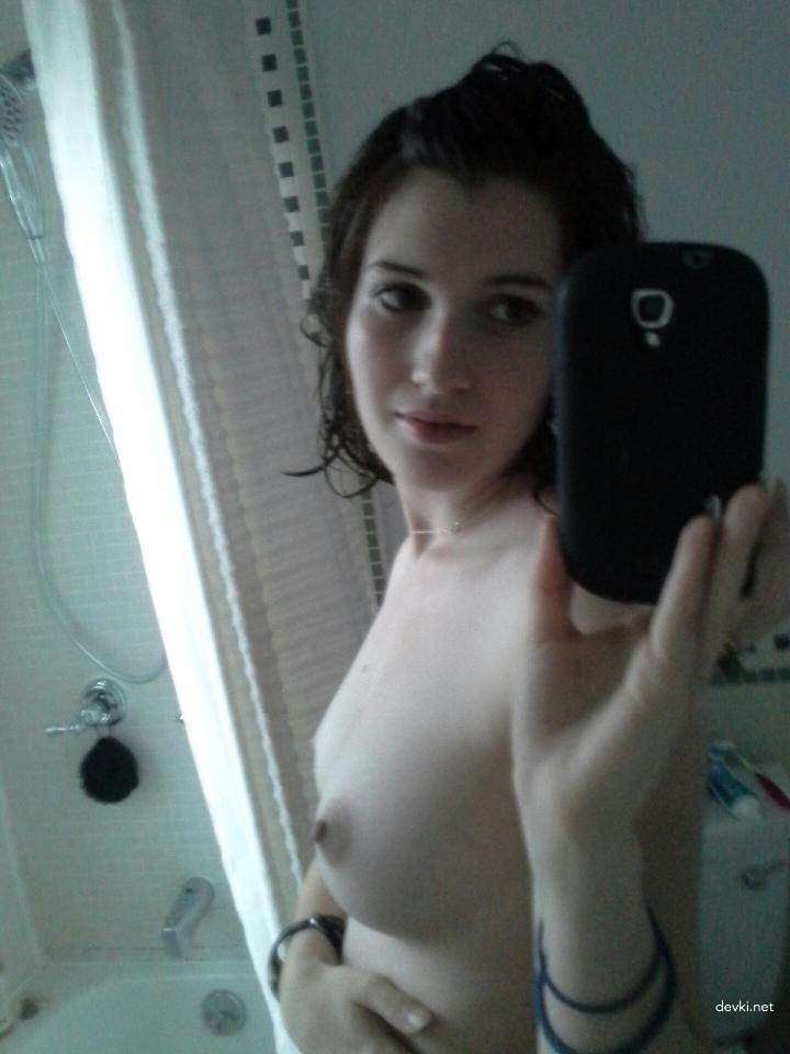 Hot Amateur Girl's Naughty Home Selfie - Explicit Young Woman Self Portrait