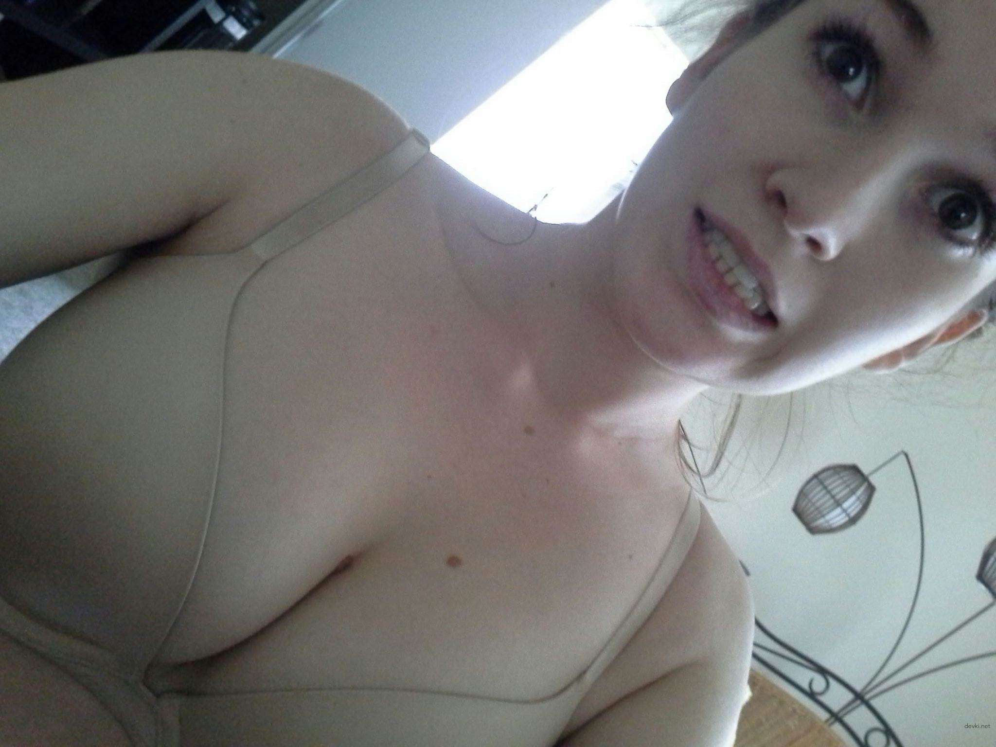 Hot Amateur Girl's Naughty Home Selfie - Explicit Young Woman Self Portrait