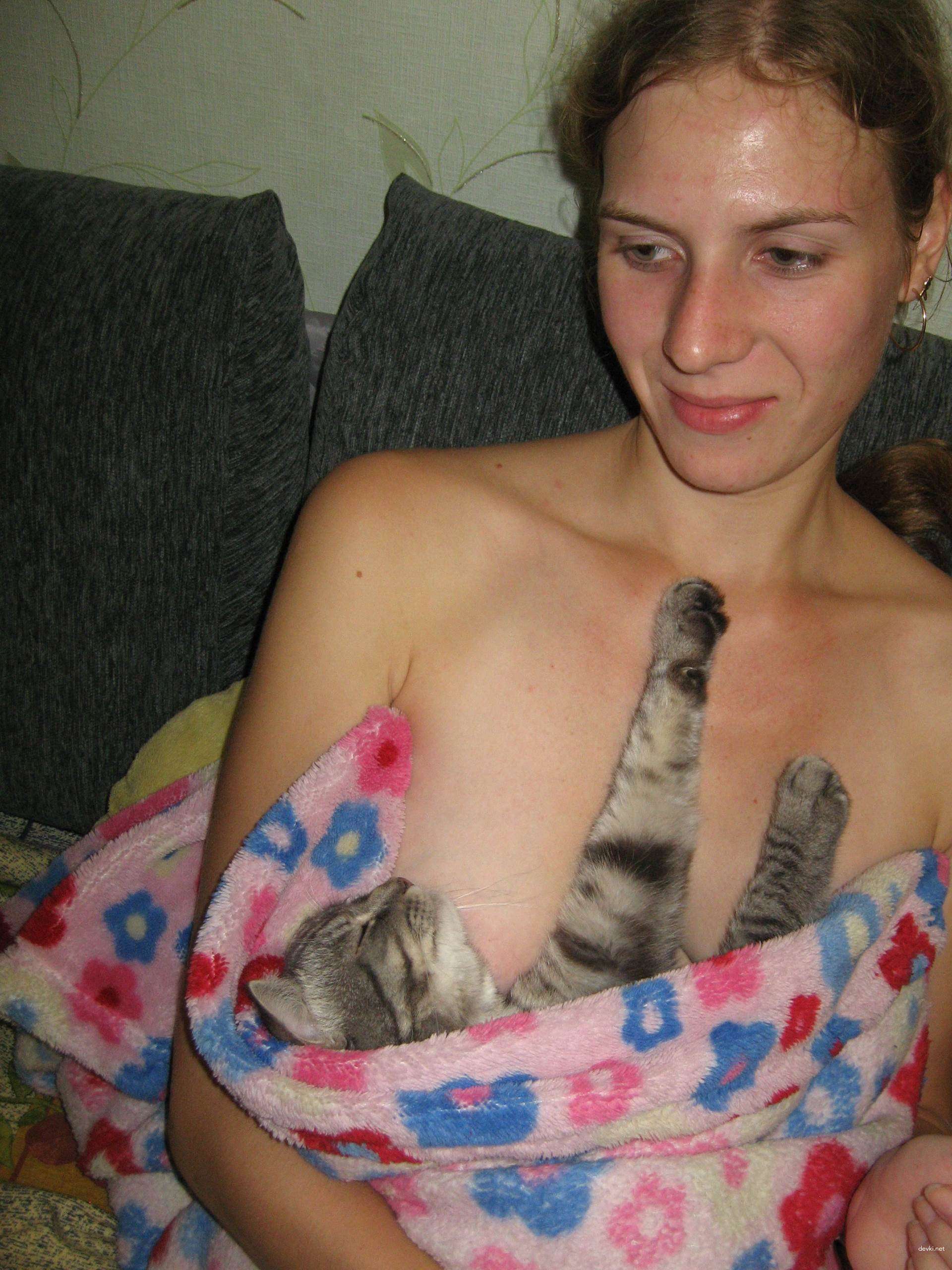 Amateur Student Girl Personal Photos: Explicit College Selfies