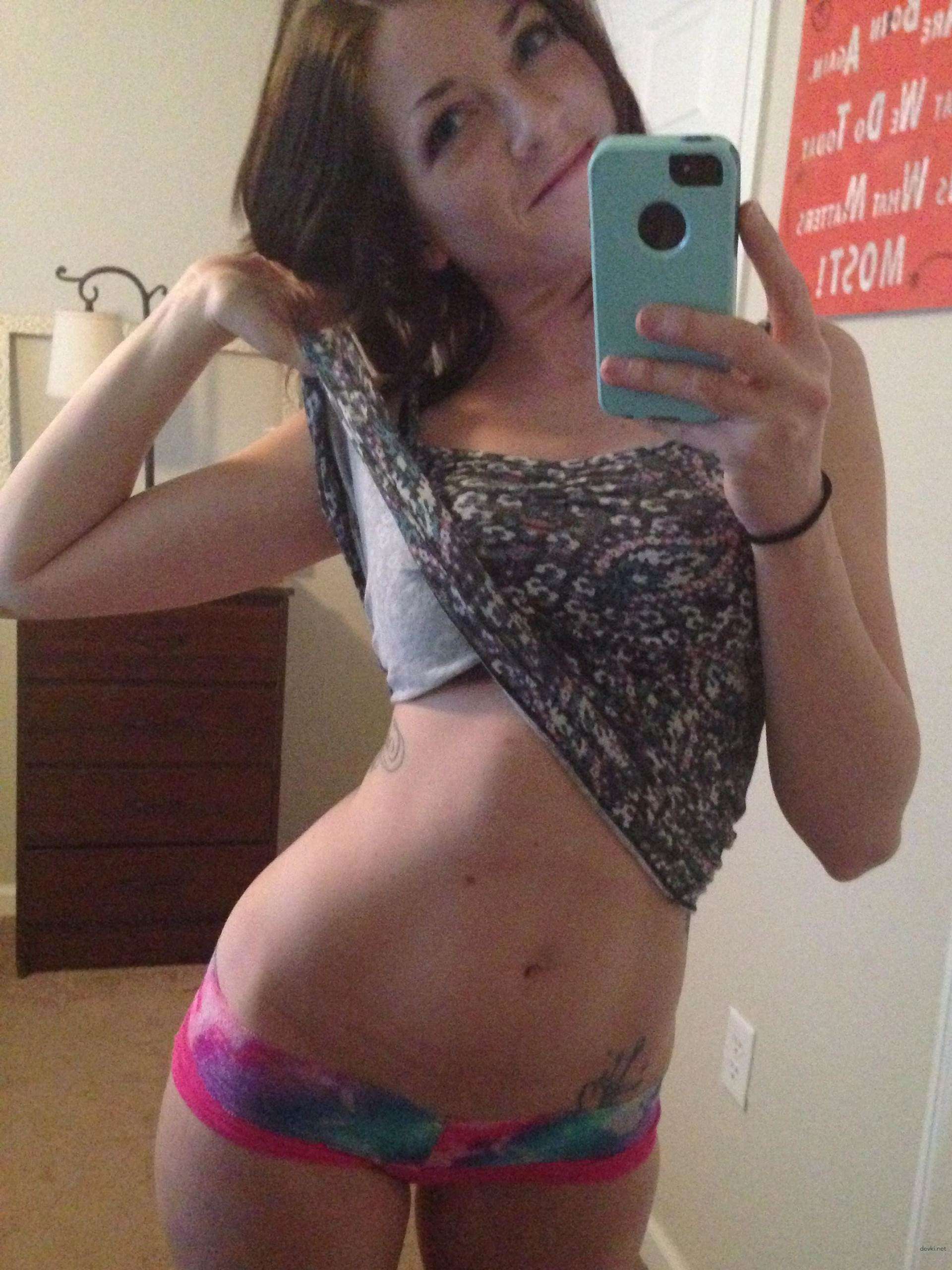 Seductive Girl Takes Explicit Selfies: Amateur Sex Photos