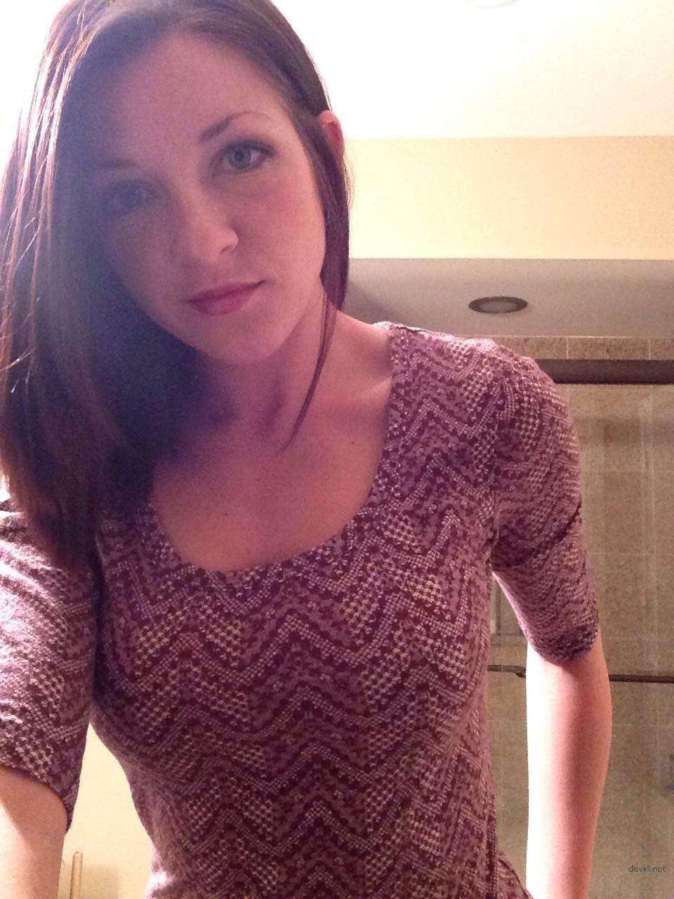 Seductive Girl Takes Explicit Selfies: Amateur Sex Photos