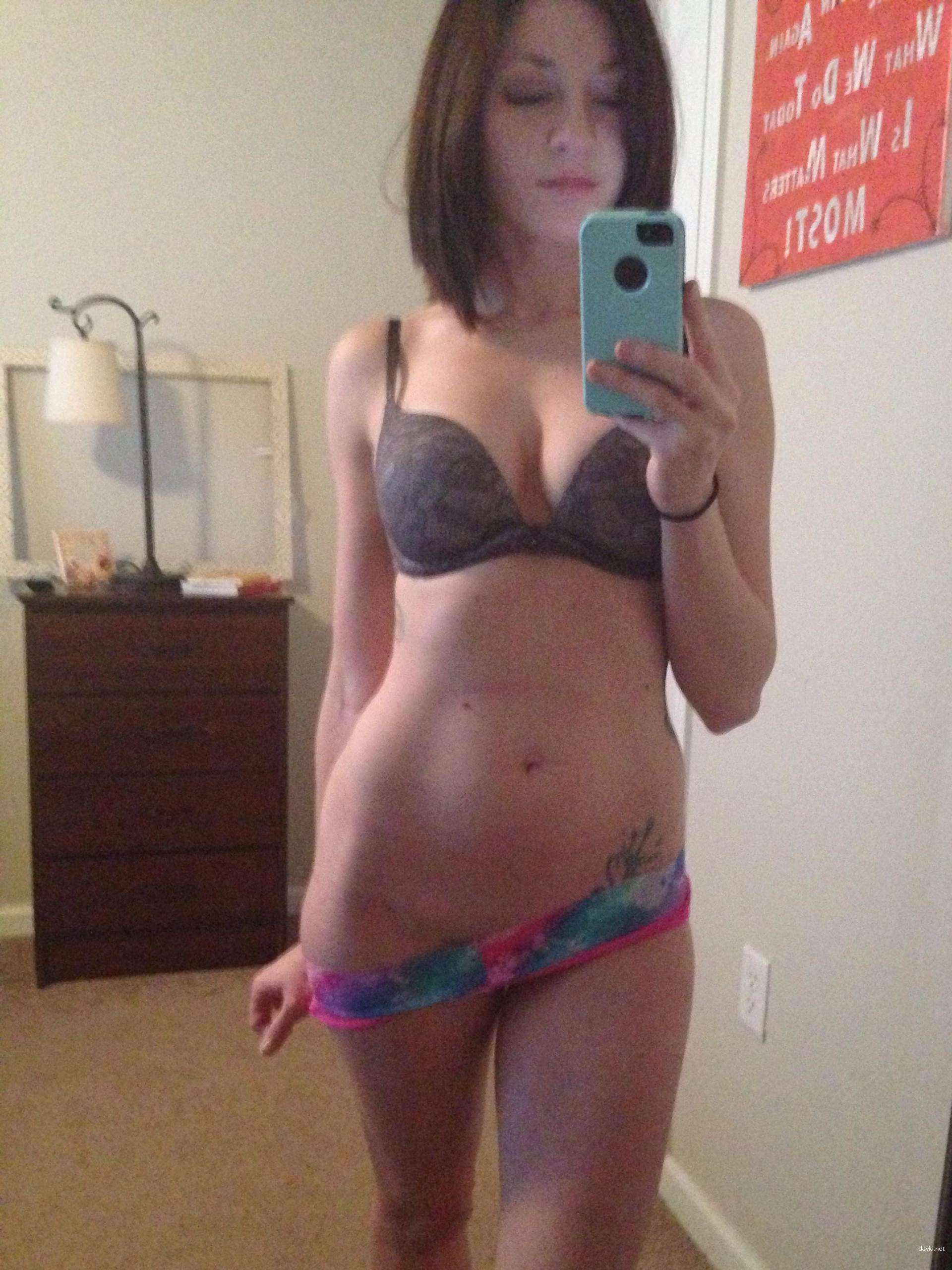 Seductive Girl Takes Explicit Selfies: Amateur Sex Photos