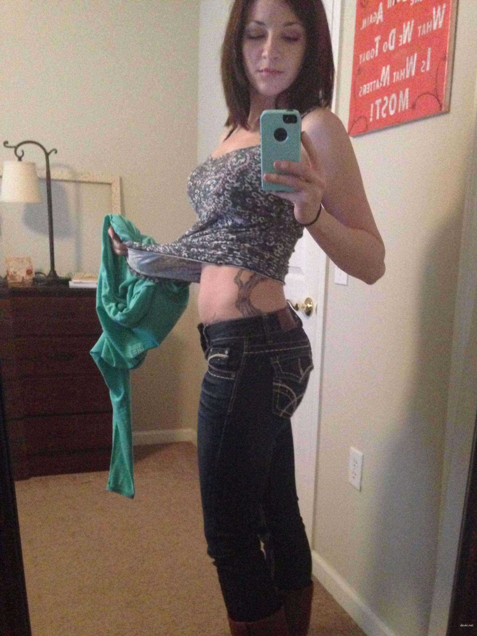 Seductive Girl Takes Explicit Selfies: Amateur Sex Photos