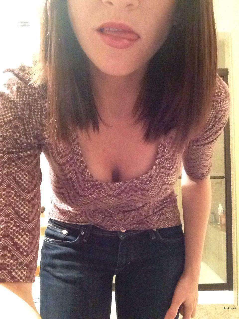 Seductive Girl Takes Explicit Selfies: Amateur Sex Photos