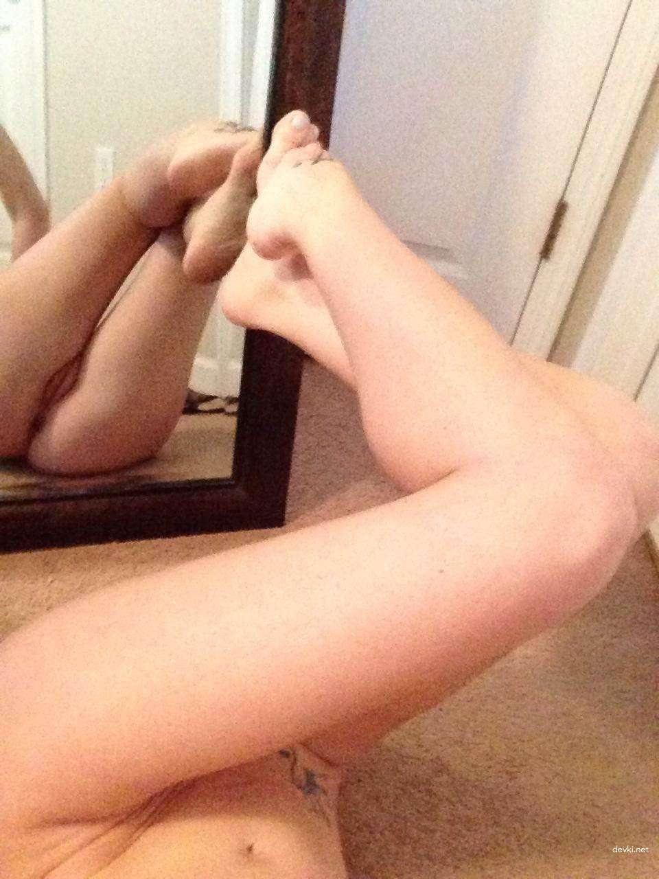 Seductive Girl Takes Explicit Selfies: Amateur Sex Photos