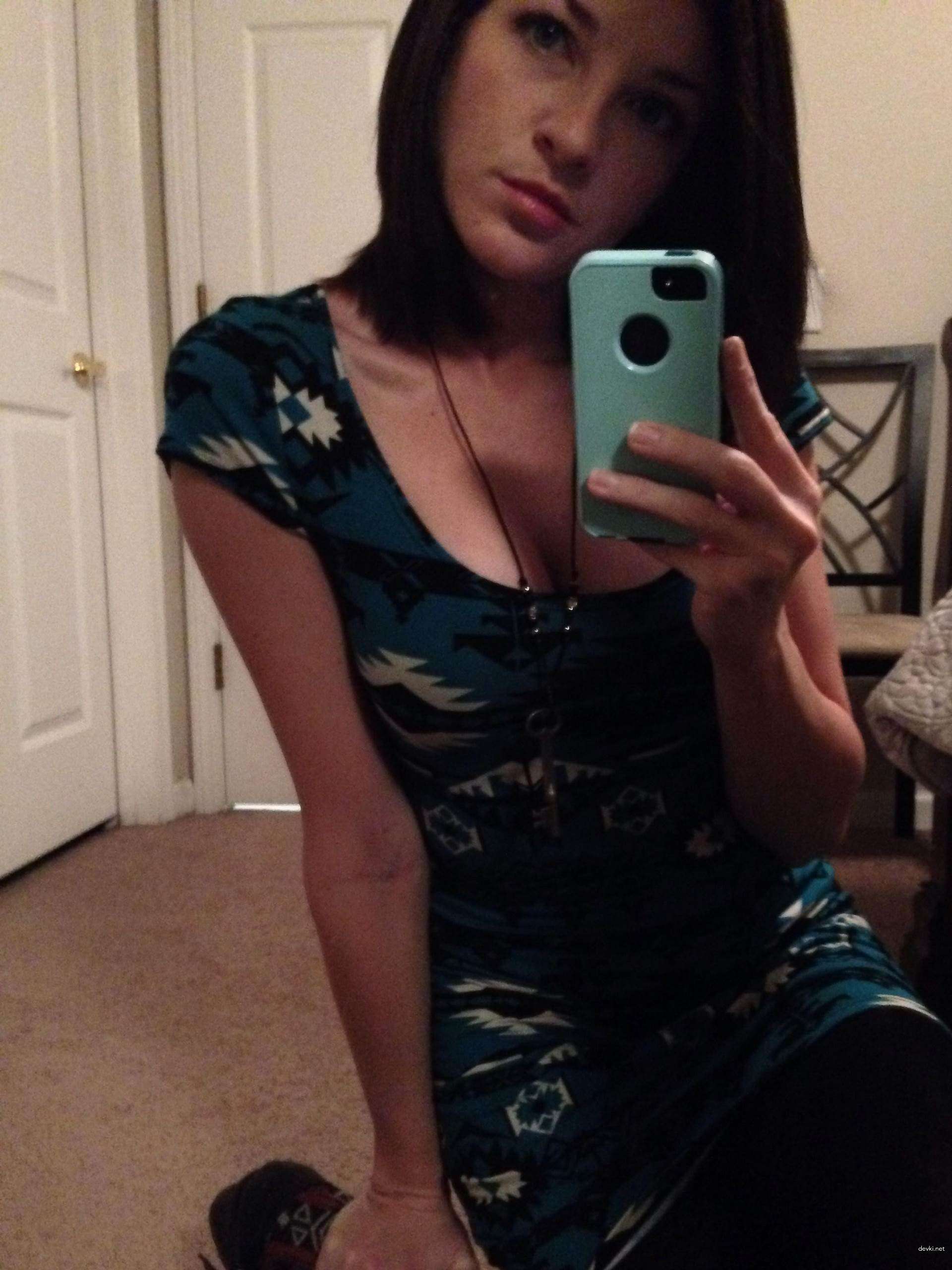 Seductive Girl Takes Explicit Selfies: Amateur Sex Photos
