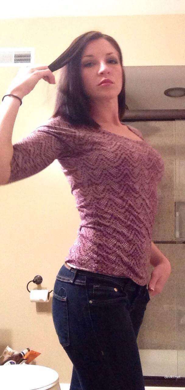 Seductive Girl Takes Explicit Selfies: Amateur Sex Photos