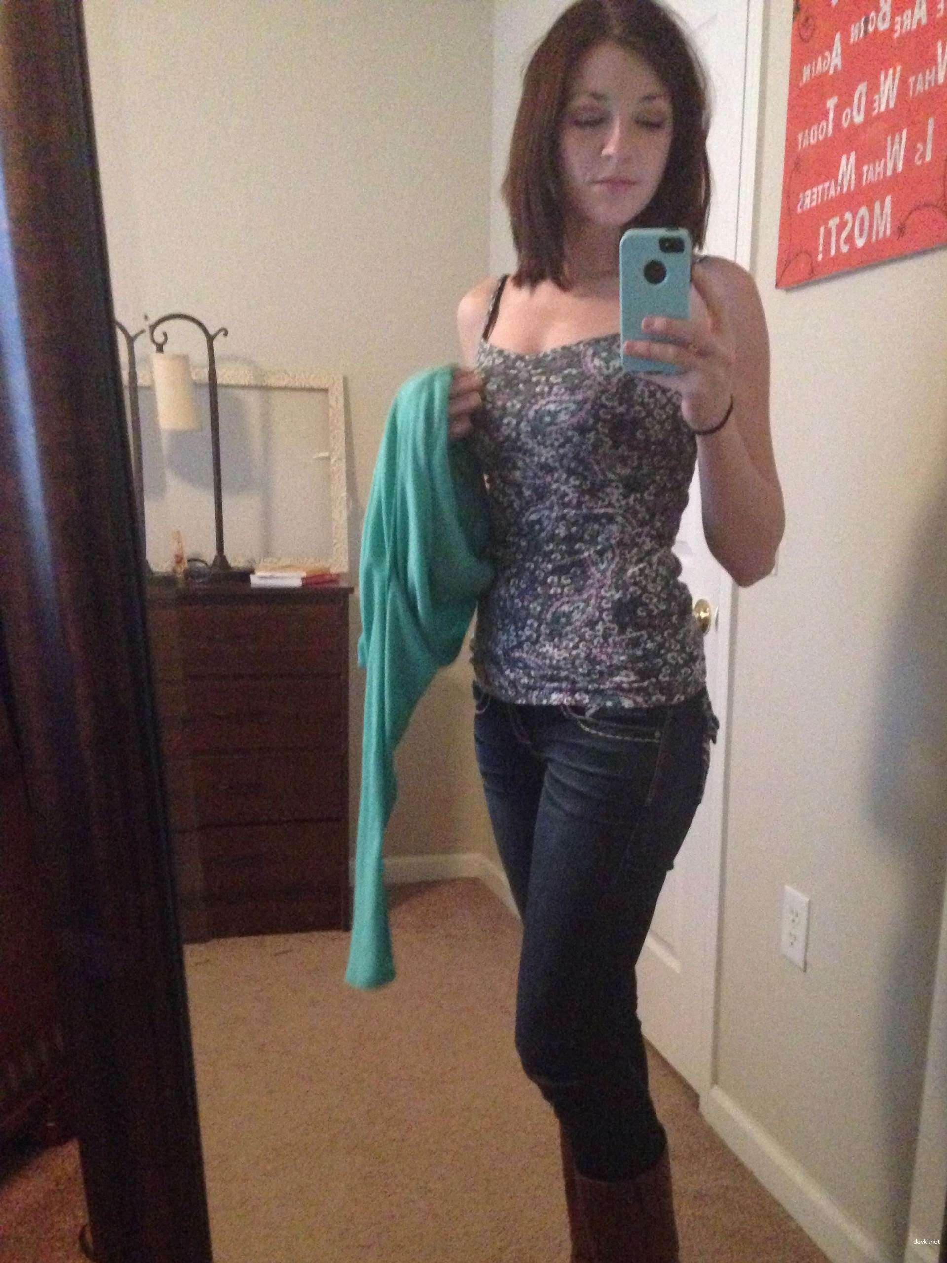 Seductive Girl Takes Explicit Selfies: Amateur Sex Photos