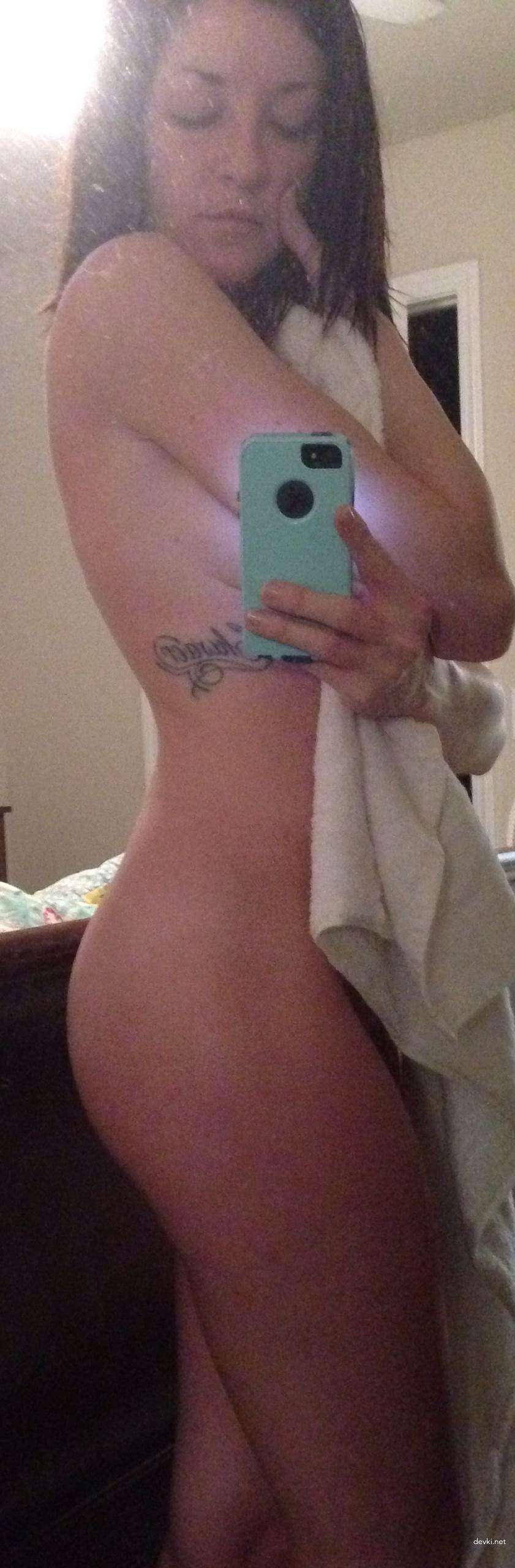 Seductive Girl Takes Explicit Selfies: Amateur Sex Photos