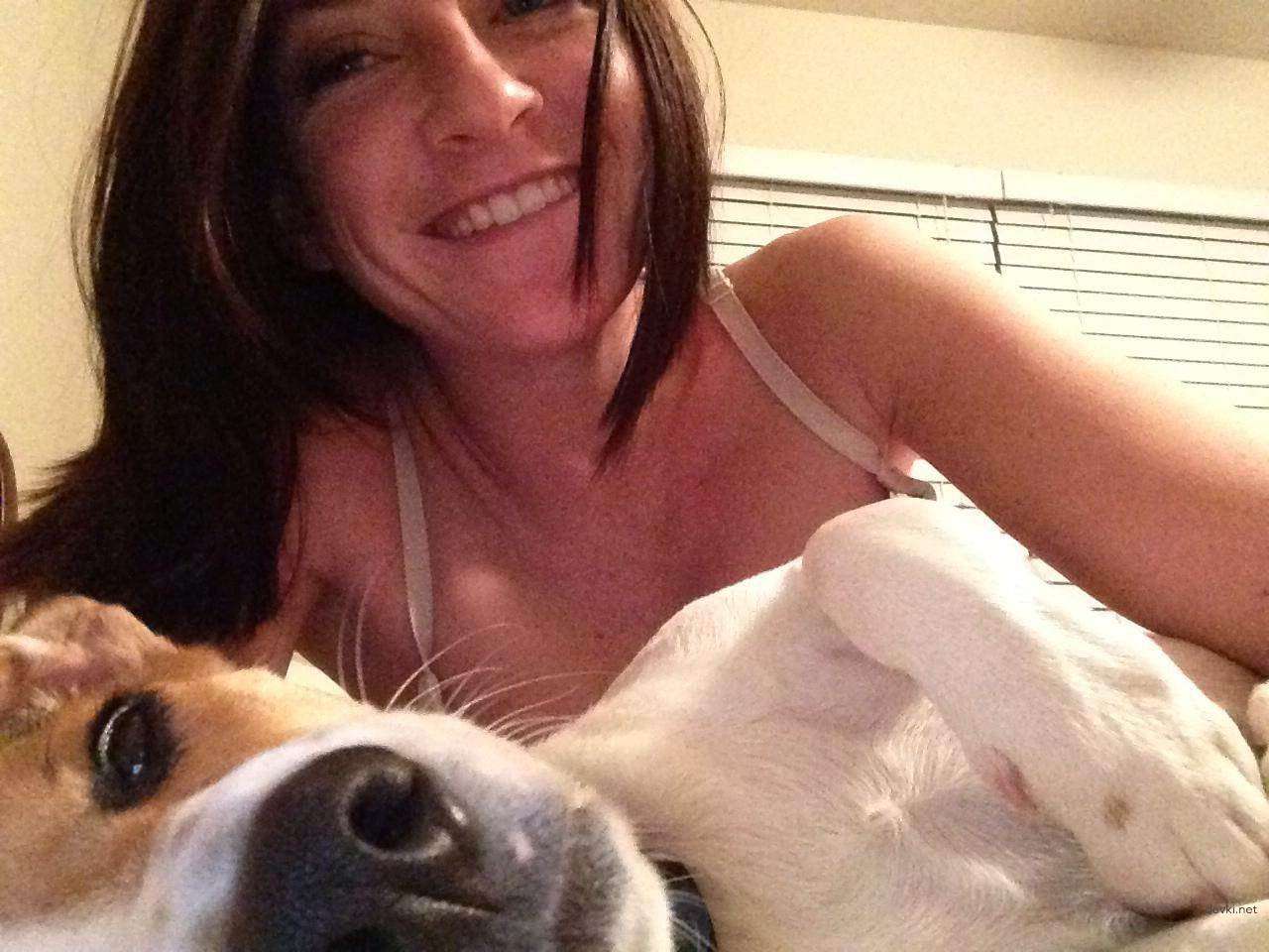 Seductive Girl Takes Explicit Selfies: Amateur Sex Photos