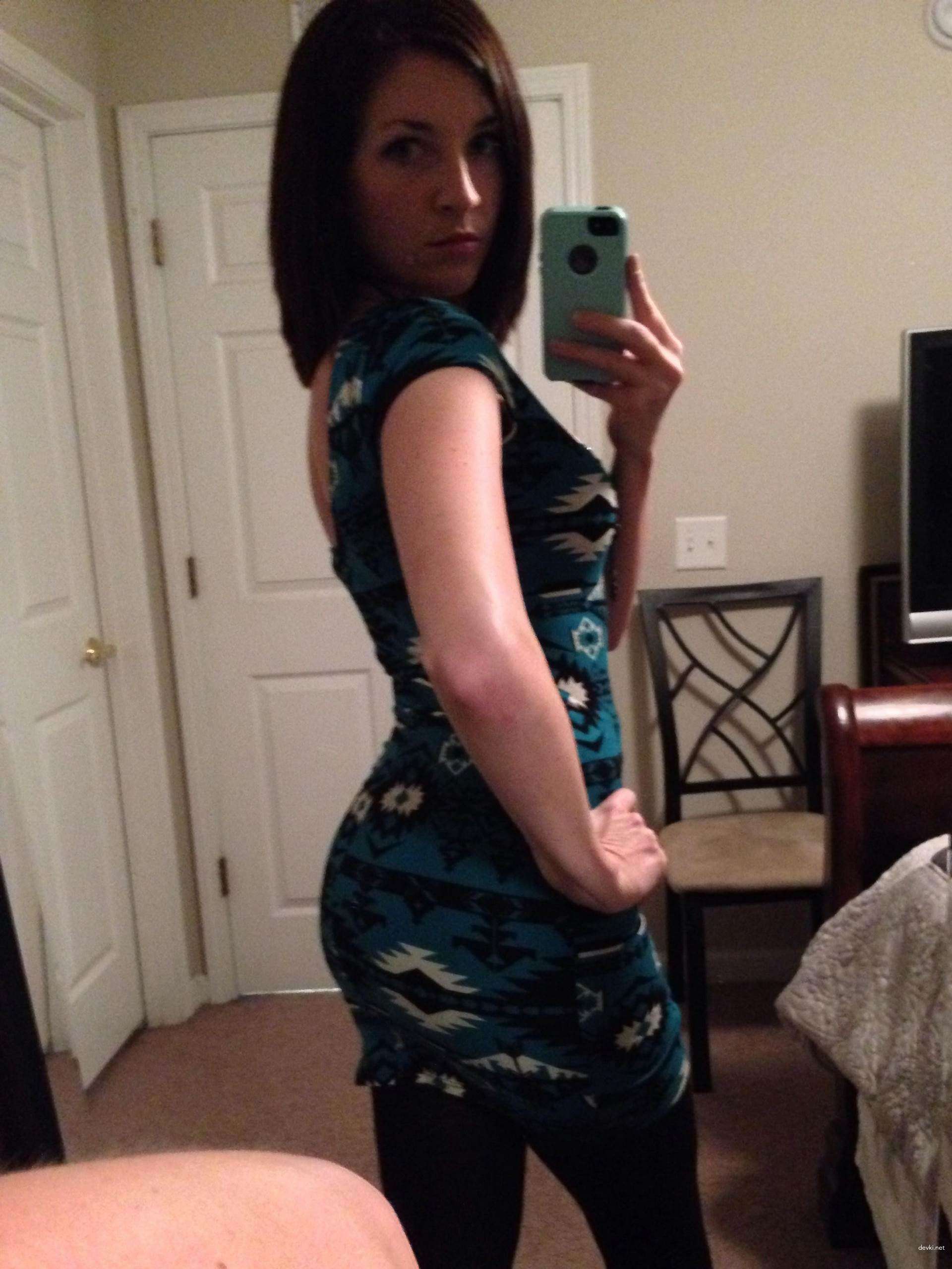 Seductive Girl Takes Explicit Selfies: Amateur Sex Photos