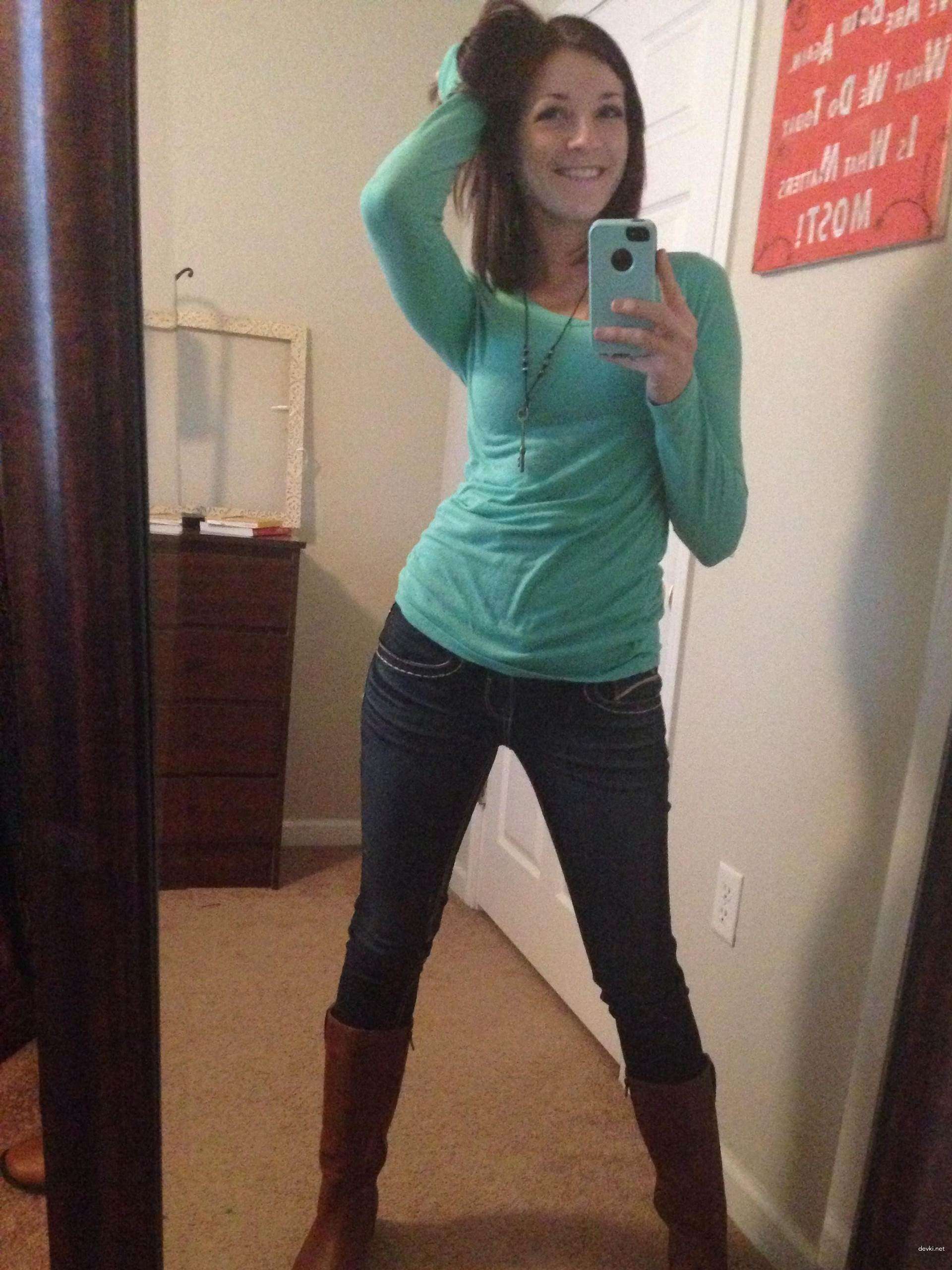 Seductive Girl Takes Explicit Selfies: Amateur Sex Photos