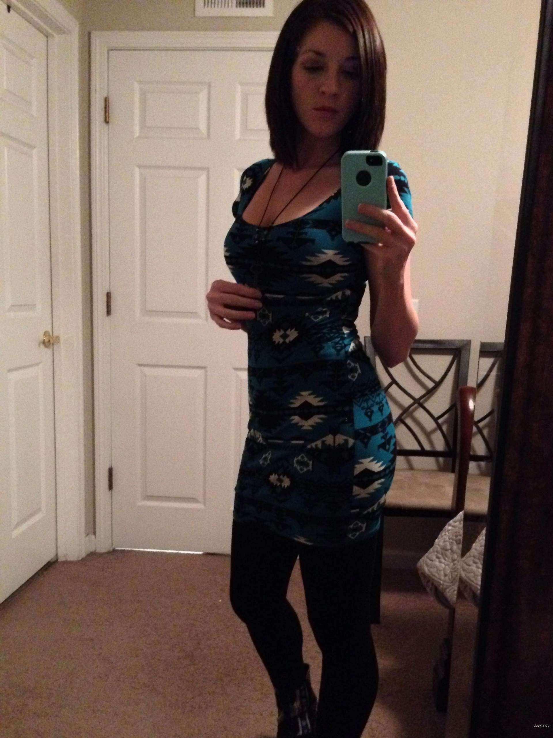 Seductive Girl Takes Explicit Selfies: Amateur Sex Photos