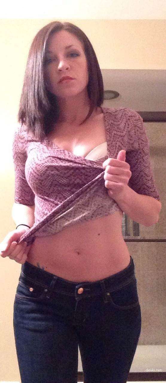 Seductive Girl Takes Explicit Selfies: Amateur Sex Photos