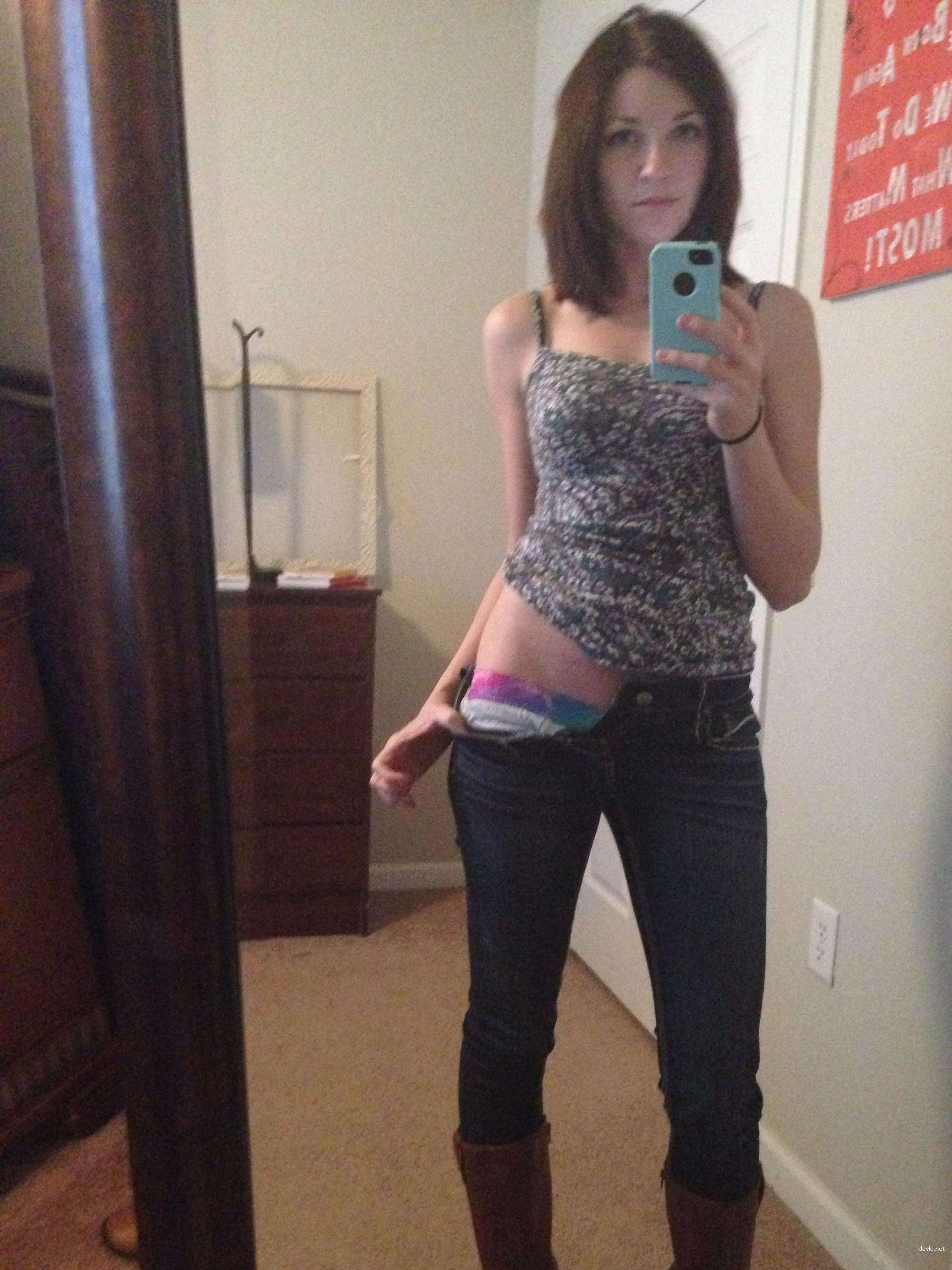 Seductive Girl Takes Explicit Selfies: Amateur Sex Photos