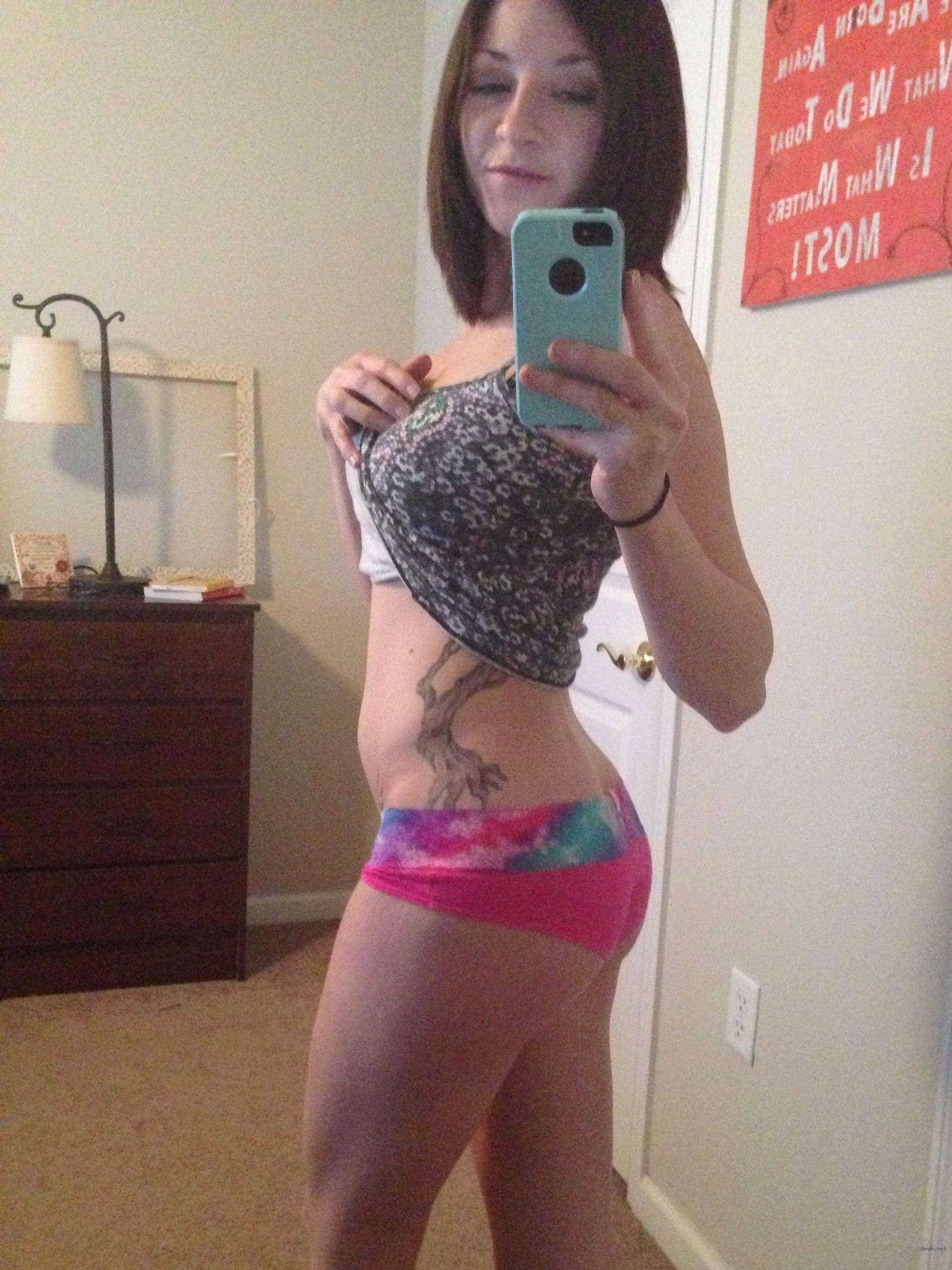 Seductive Girl Takes Explicit Selfies: Amateur Sex Photos