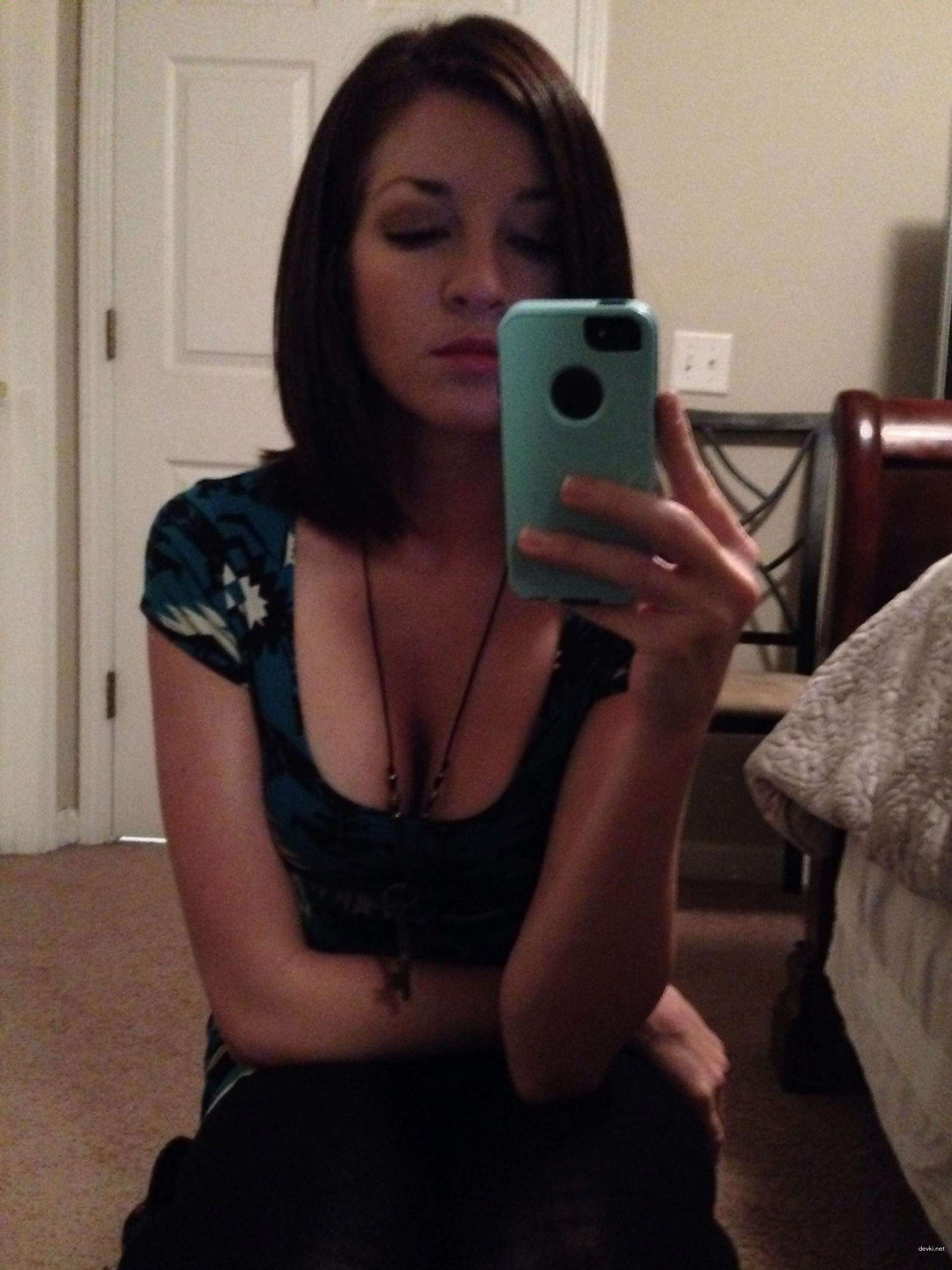 Seductive Girl Takes Explicit Selfies: Amateur Sex Photos