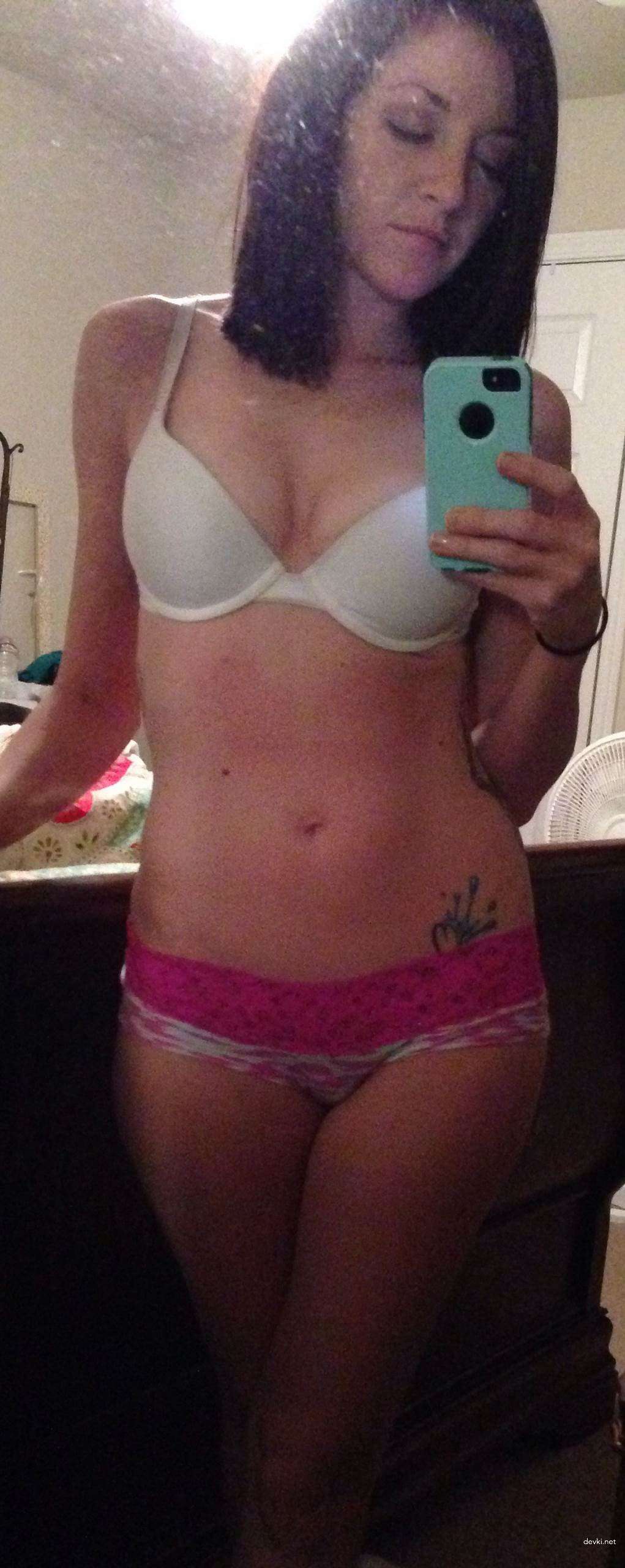 Seductive Girl Takes Explicit Selfies: Amateur Sex Photos