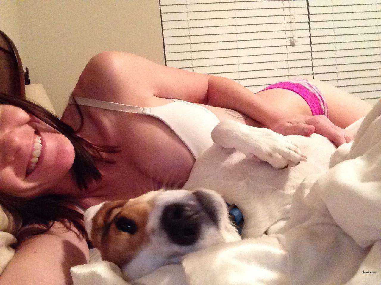 Seductive Girl Takes Explicit Selfies: Amateur Sex Photos
