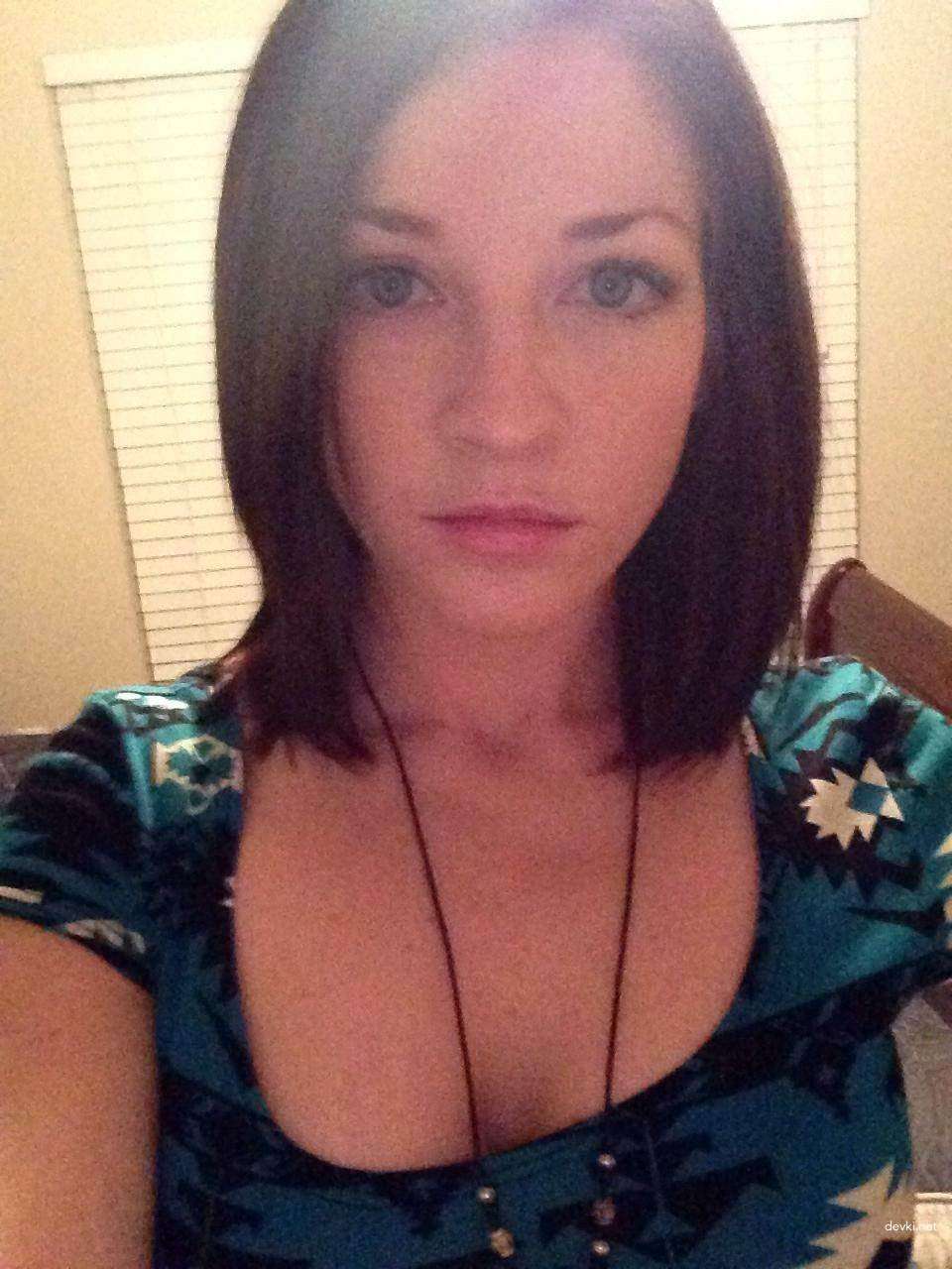 Seductive Girl Takes Explicit Selfies: Amateur Sex Photos