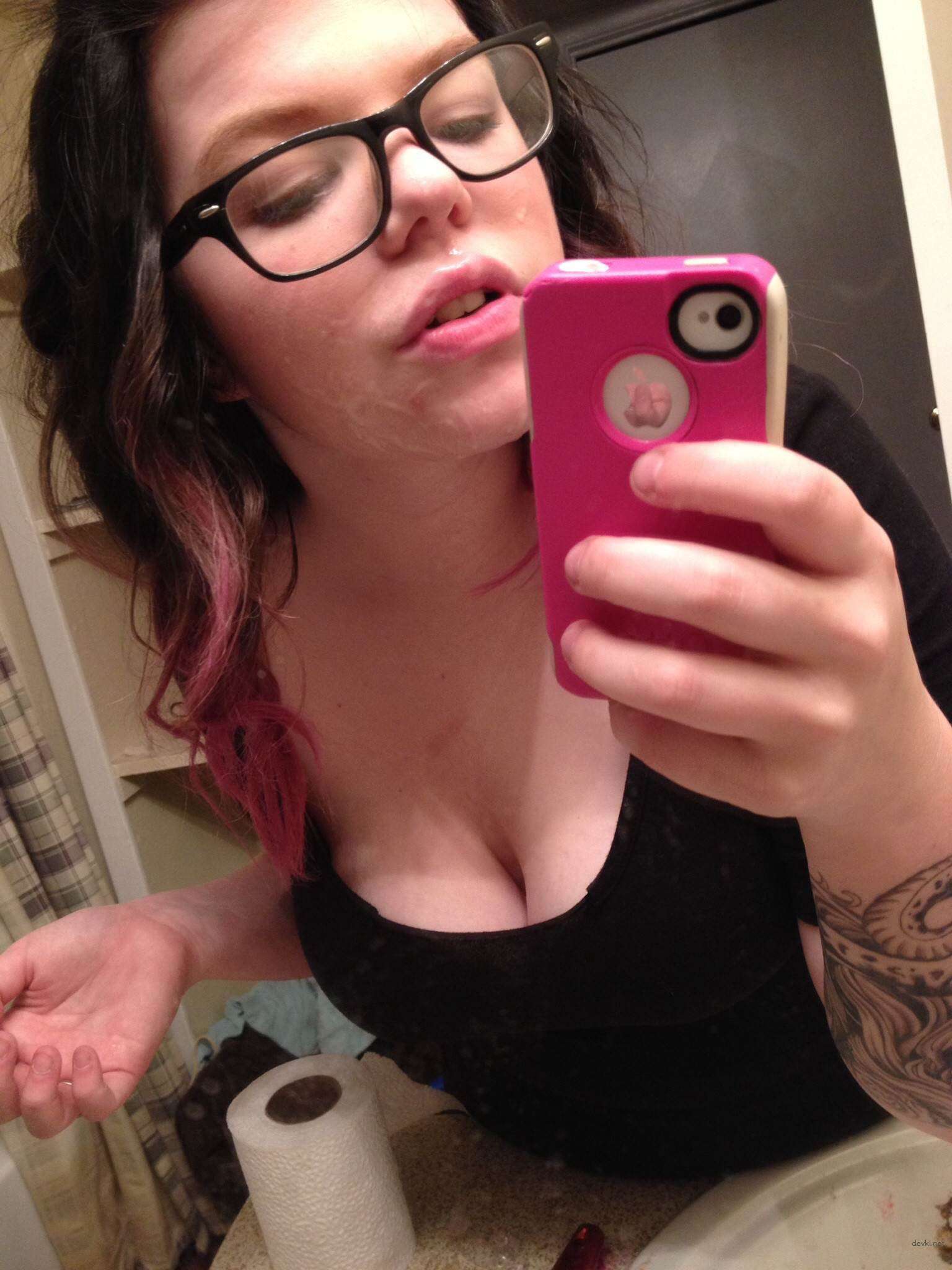 Curvy babe sucks dick in amateur porn pic